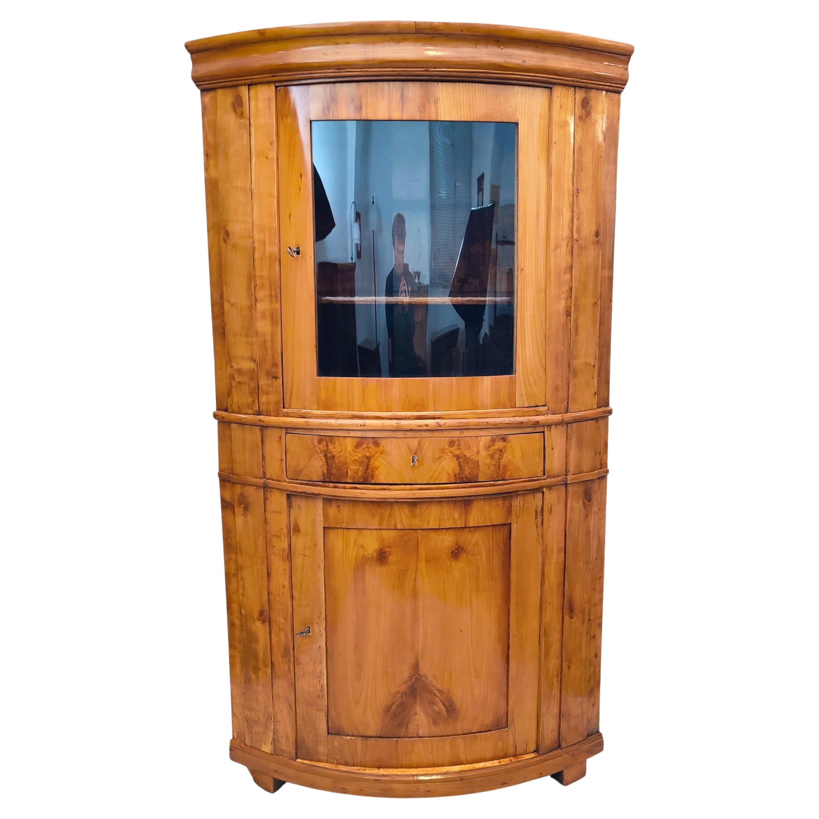 Mobile ad angolo Biedermeier in ciliegio massiccio dell'inizio del XIX secolo