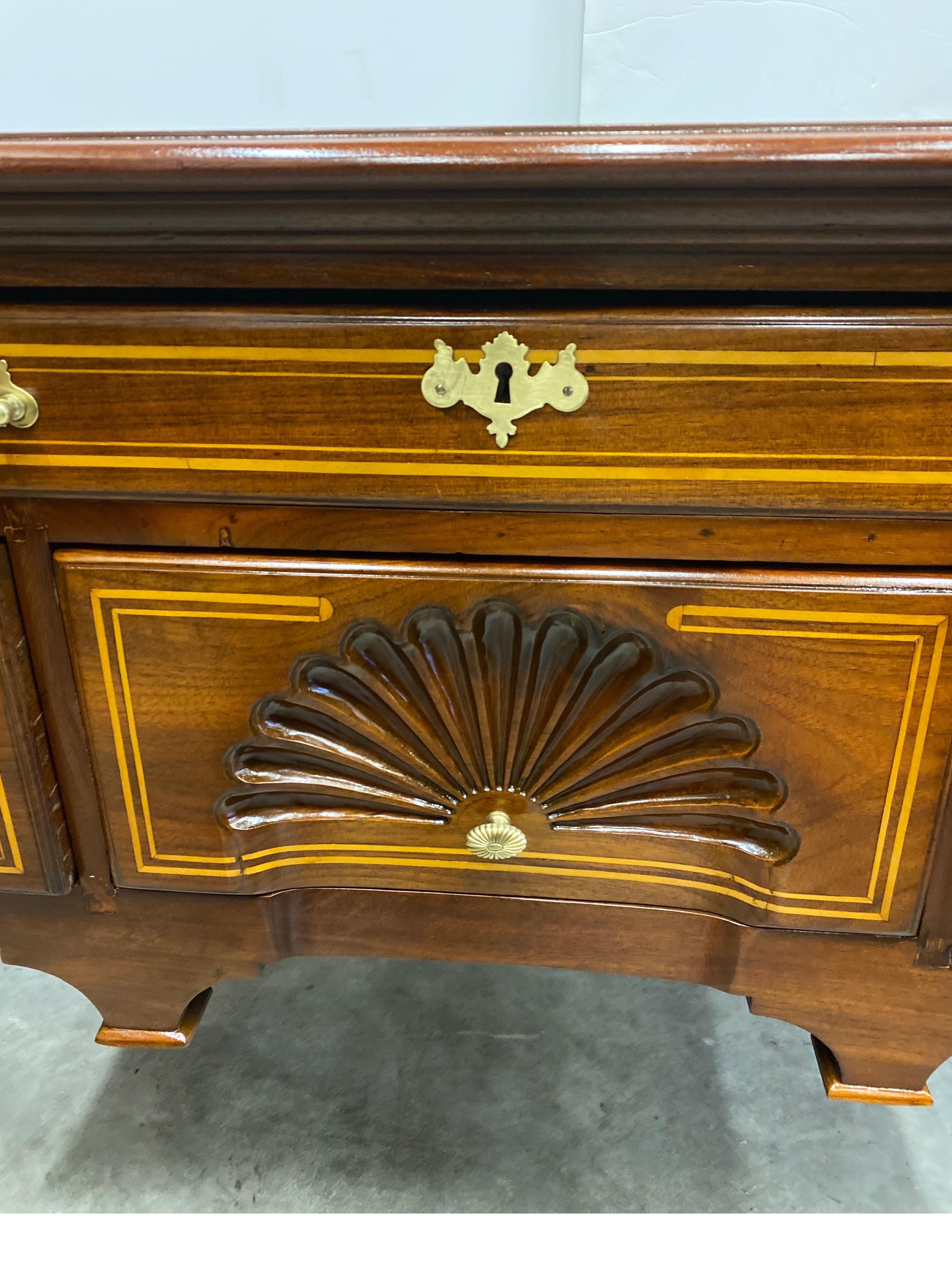 Colonial américain Commode basse du début du 19e siècle en cerisier massif incrusté, vers 1800 en vente