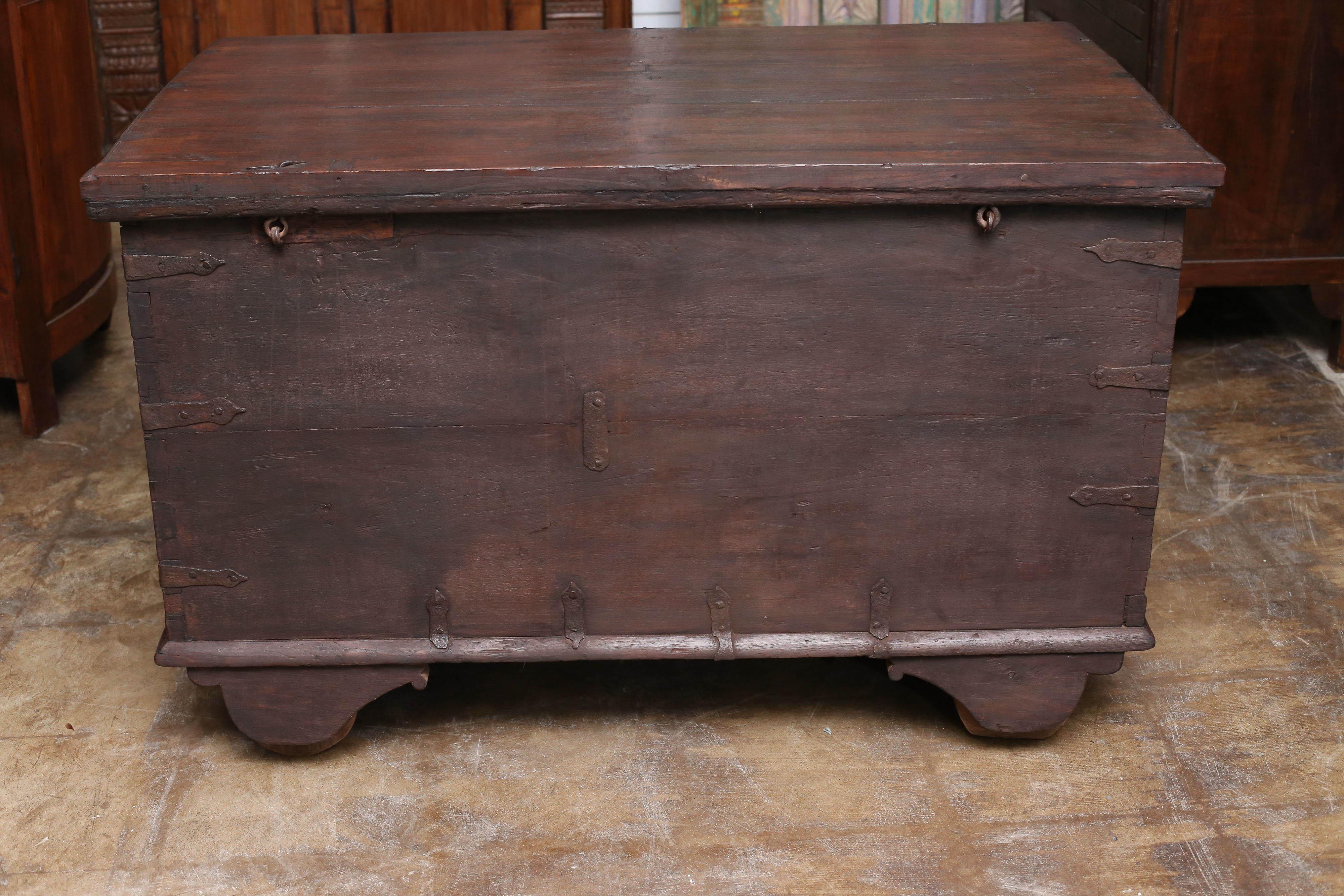 Early 19th Century Solid Teak Wood Dowry Chest from the Holy Town of Varanasi For Sale 4