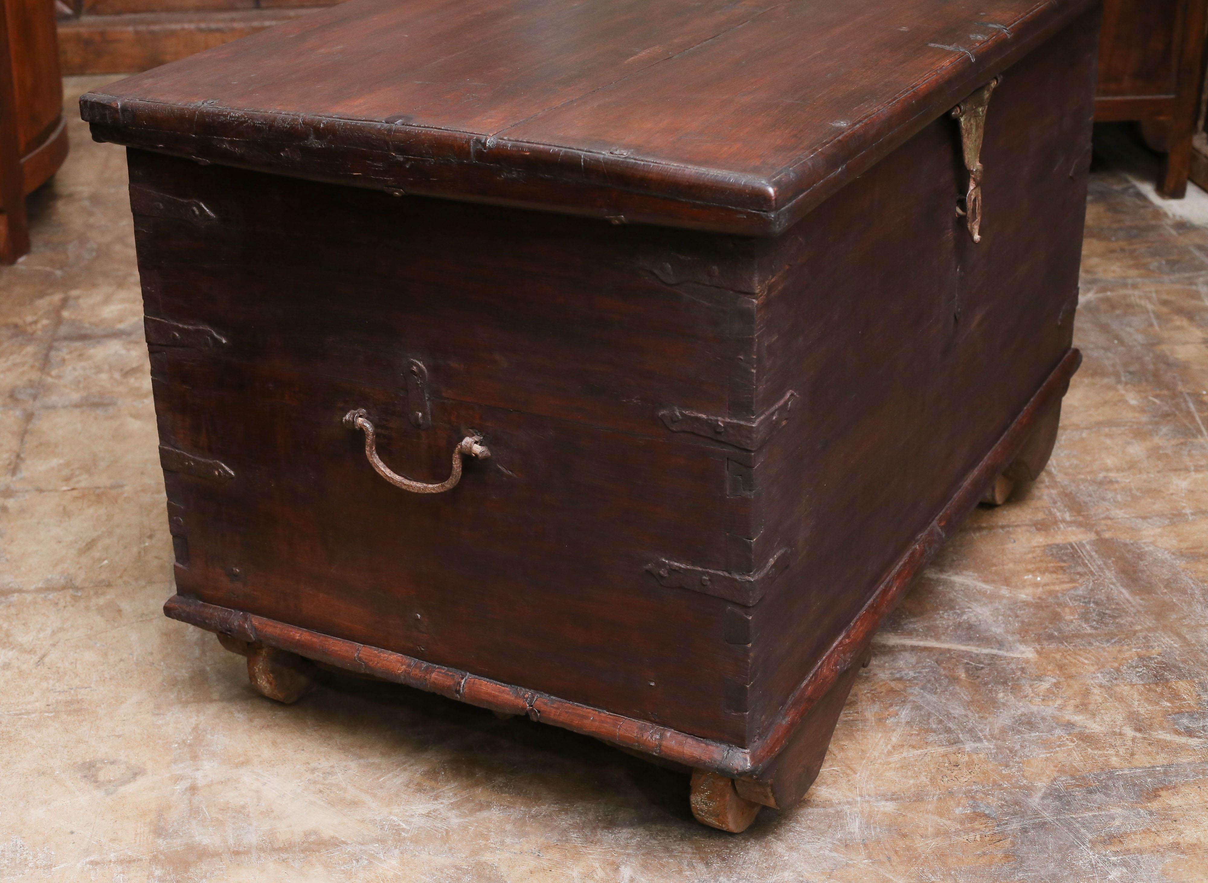 Early 19th Century Solid Teak Wood Dowry Chest from the Holy Town of Varanasi For Sale 2