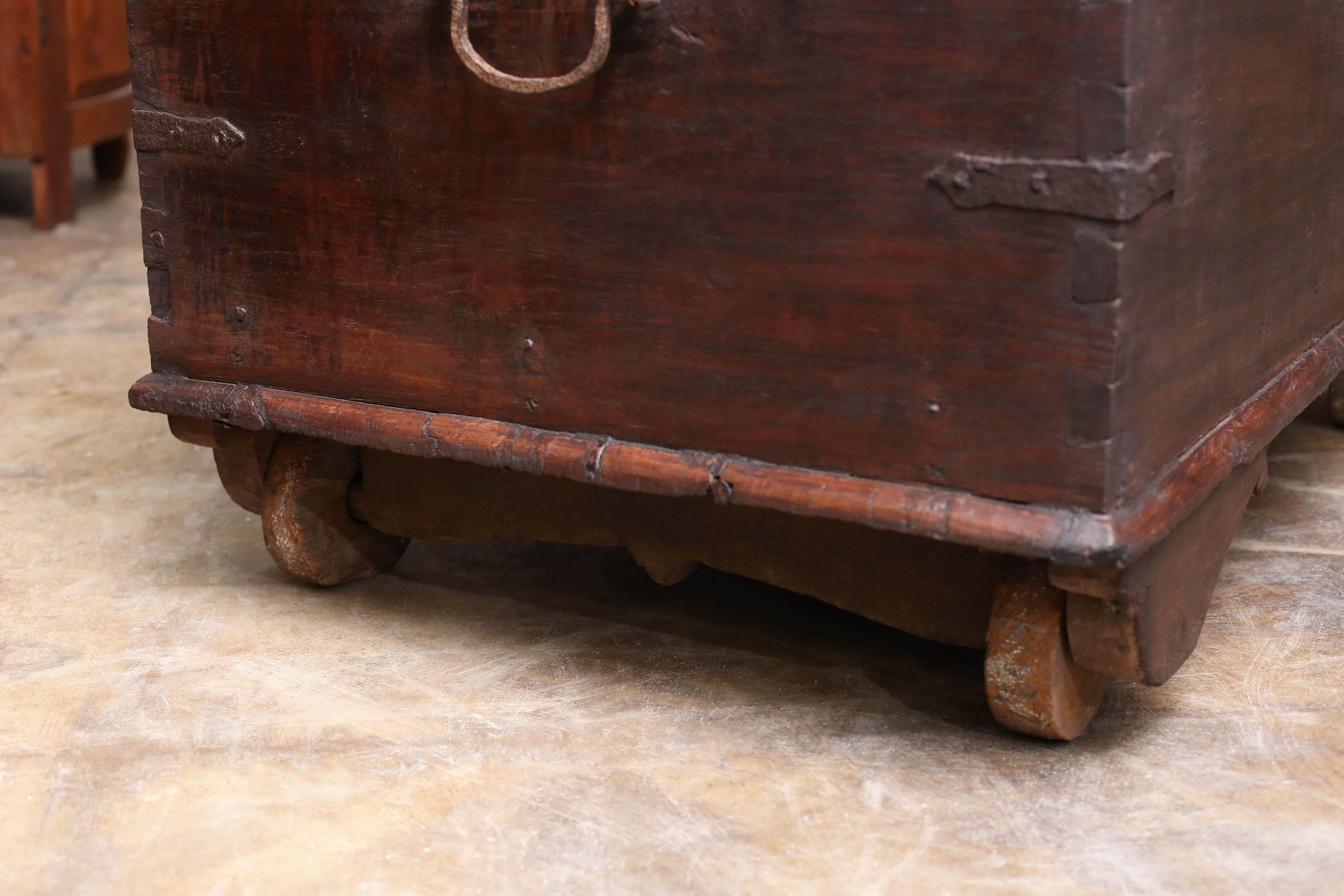Early 19th Century Solid Teak Wood Dowry Chest from the Holy Town of Varanasi For Sale 3