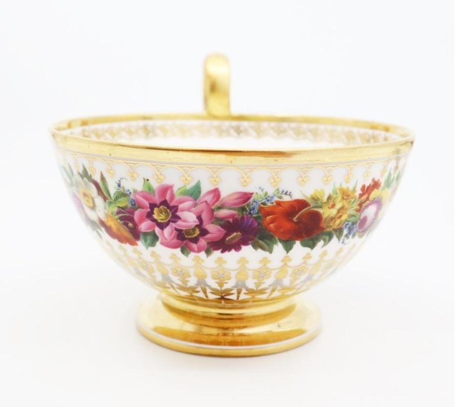 Bol à soupe, décor de fleurs remarquablement peint à la main avec des couleurs délicates et vibrantes, motif doré élaboré sur toute la surface.
Marqué et daté Sèvres, 1834.

Mesures : Bol 12,5 x 7,5 cm
Diamètre de la soucoupe 18