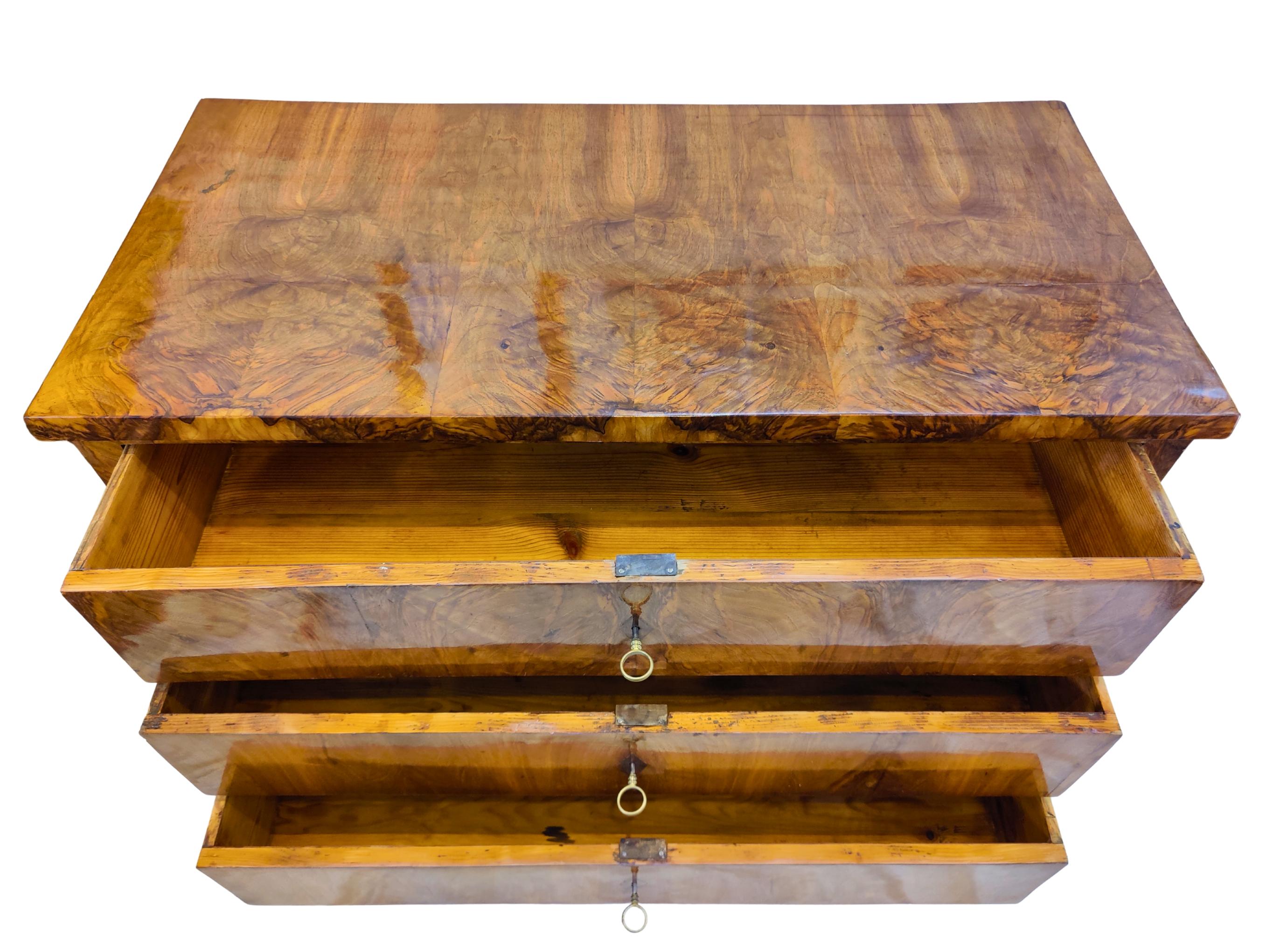Polished Early 19th Century South German Biedermeier Chest of Drawers in Walnut For Sale