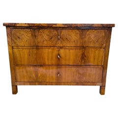 Early 19th Century South German Biedermeier Chest of Drawers in Walnut