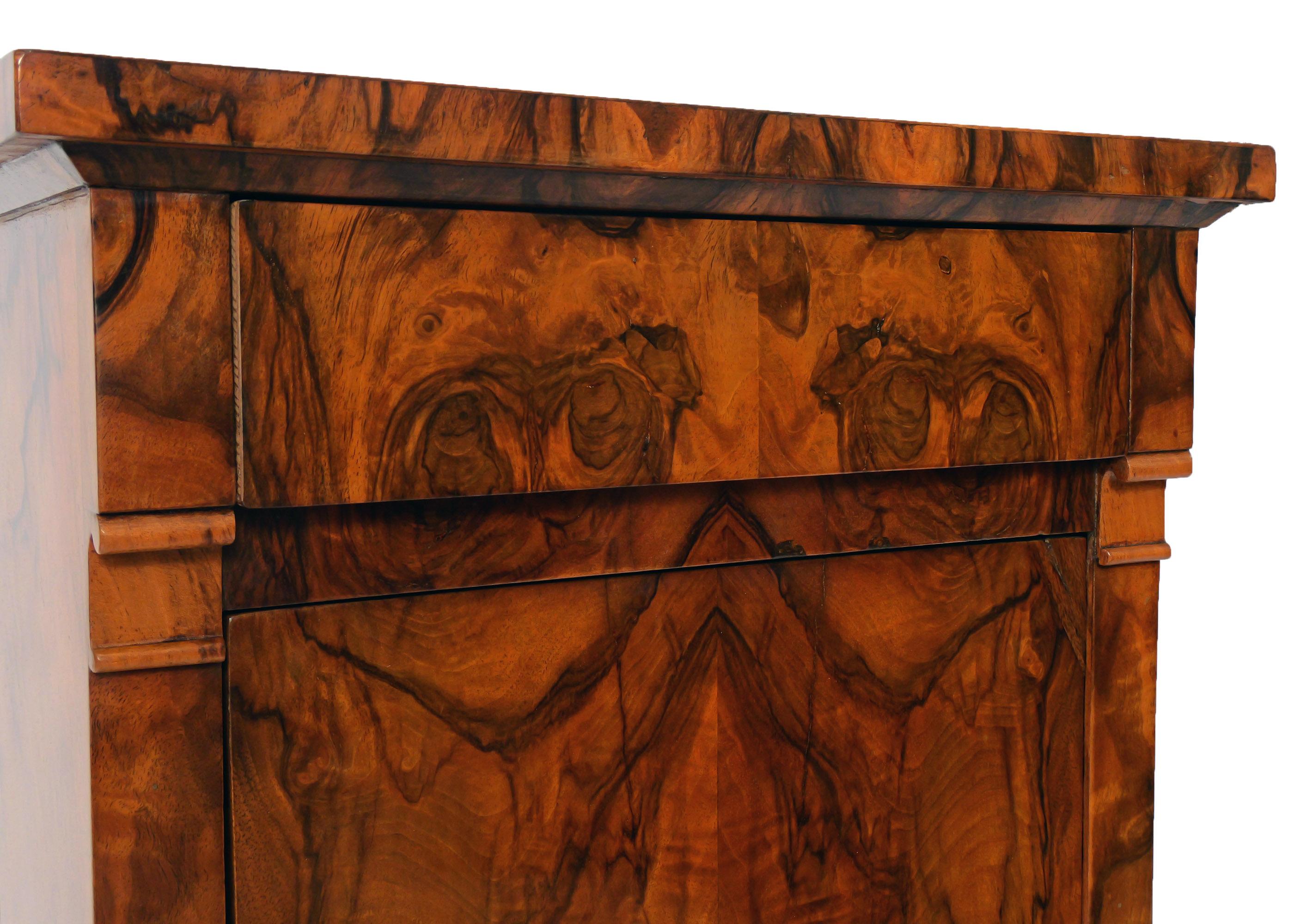 Early 19th Century German Biedermeier Night stand, in Walnut. This beautiful bedside table stands out due to its richly grained pattern, in deep walnut wood with shellac finish. It is in excellent condition. 