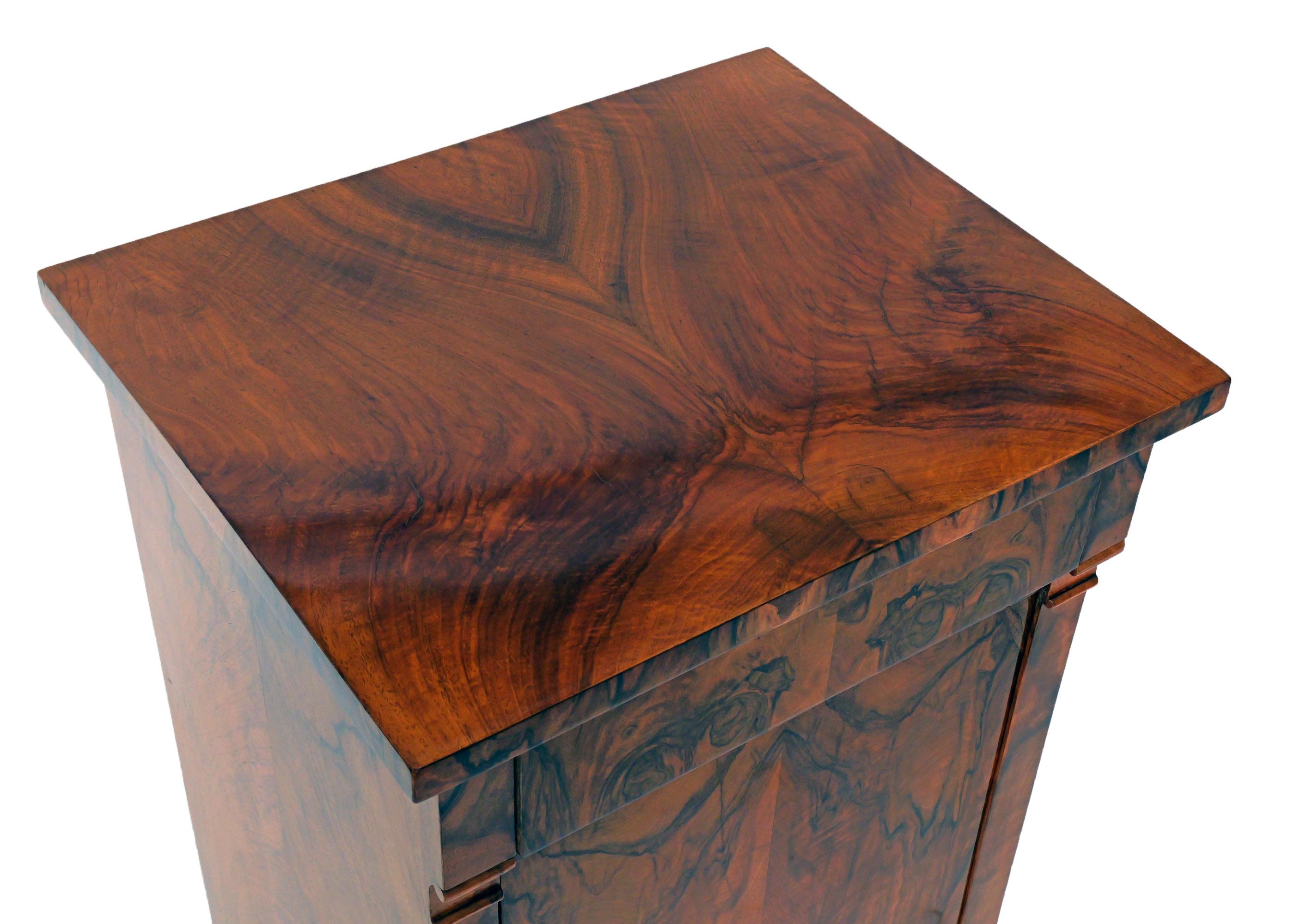 Allemand Early 19th Century Southern-German Biedermeier Walnut Bedside Table en vente