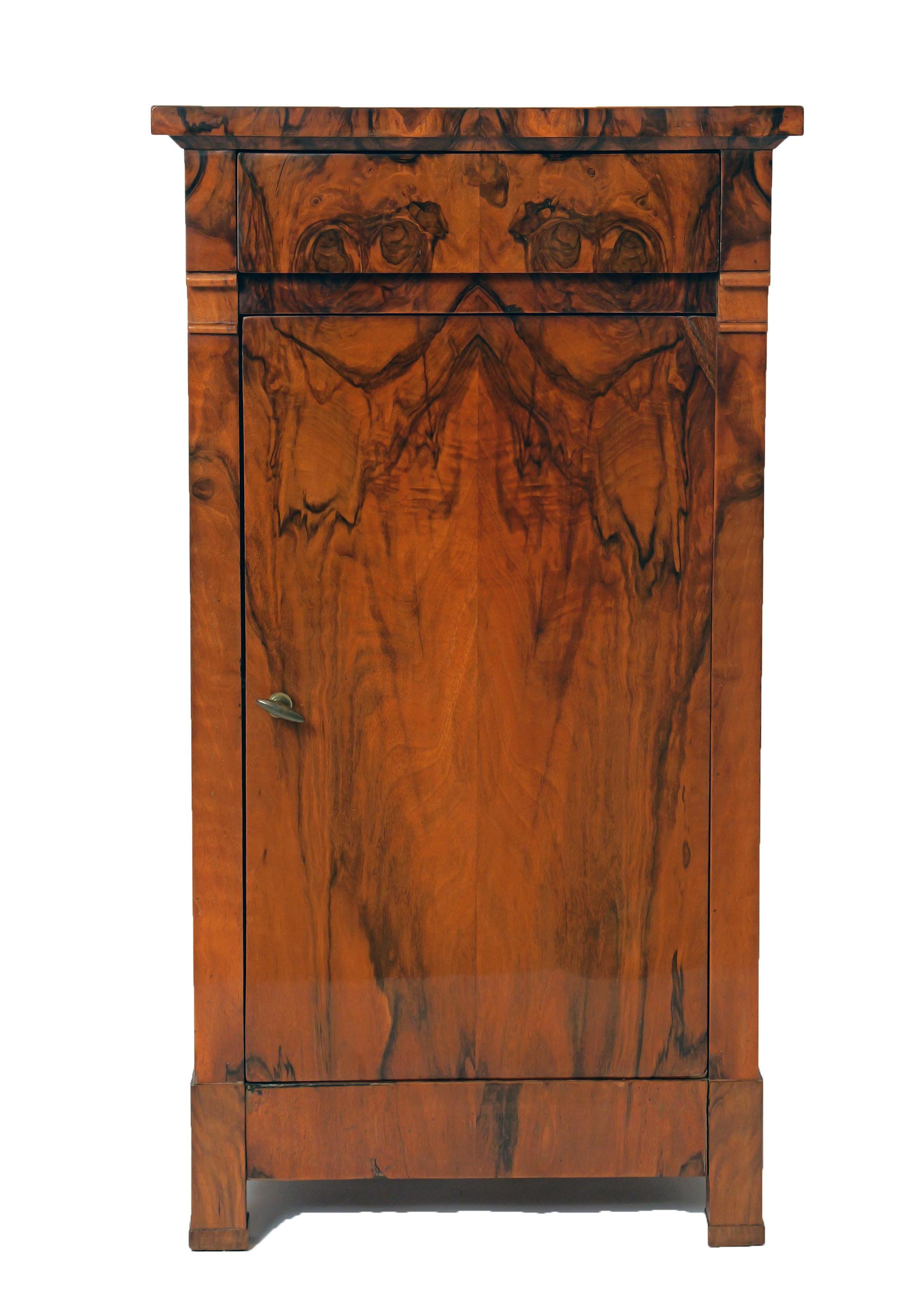 Laqué Early 19th Century Southern-German Biedermeier Walnut Bedside Table en vente