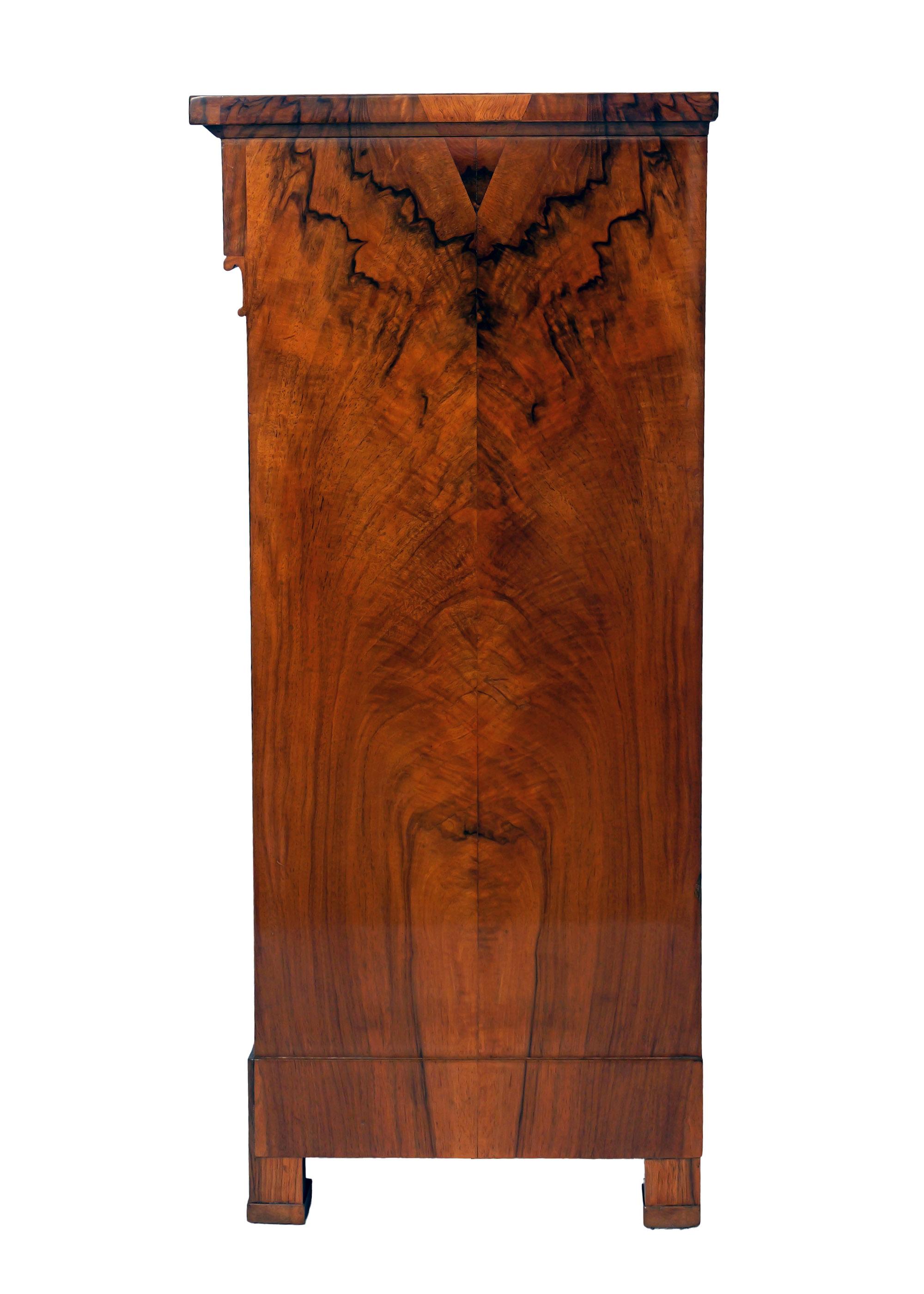 Early 19th Century Southern-German Biedermeier Walnut Bedside Table Bon état - En vente à Dresden, DE