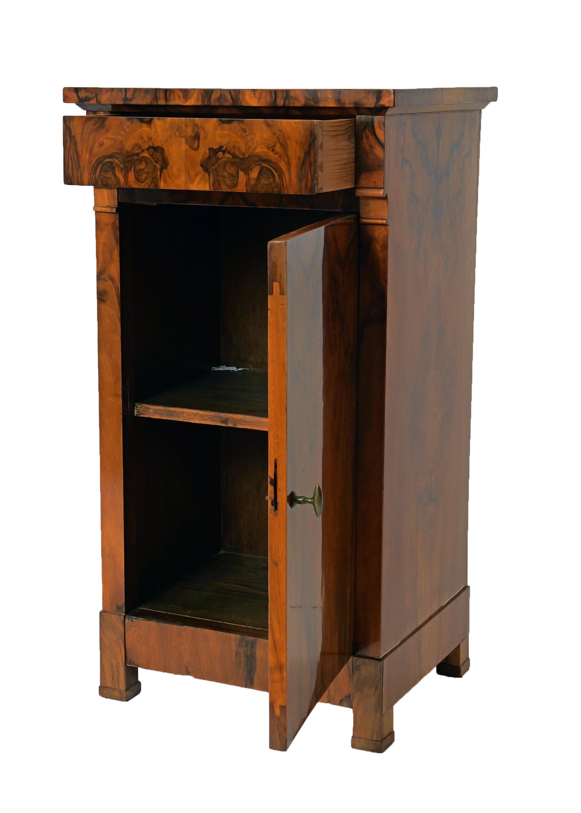 XIXe siècle Early 19th Century Southern-German Biedermeier Walnut Bedside Table en vente