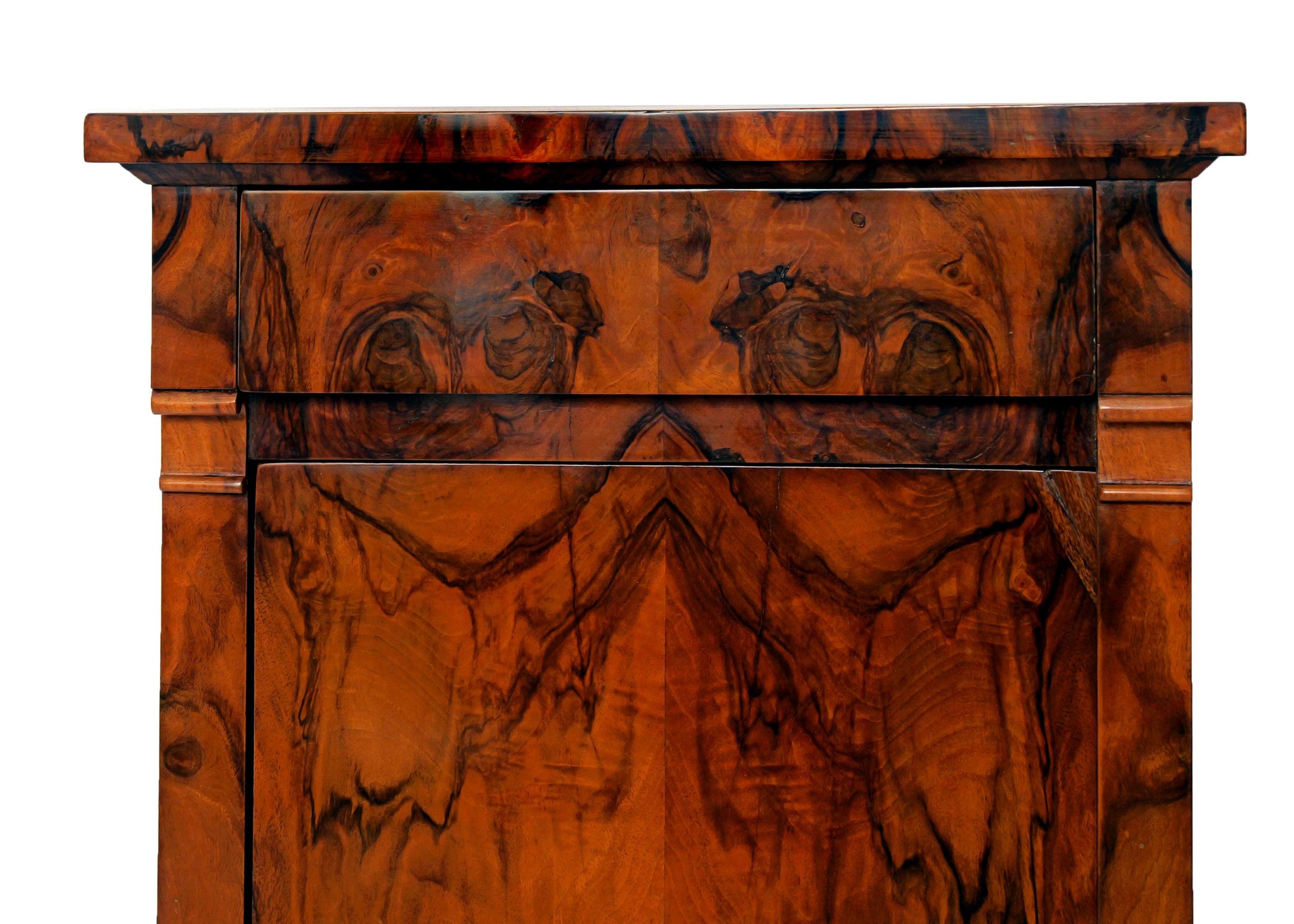 Noyer Early 19th Century Southern-German Biedermeier Walnut Bedside Table en vente