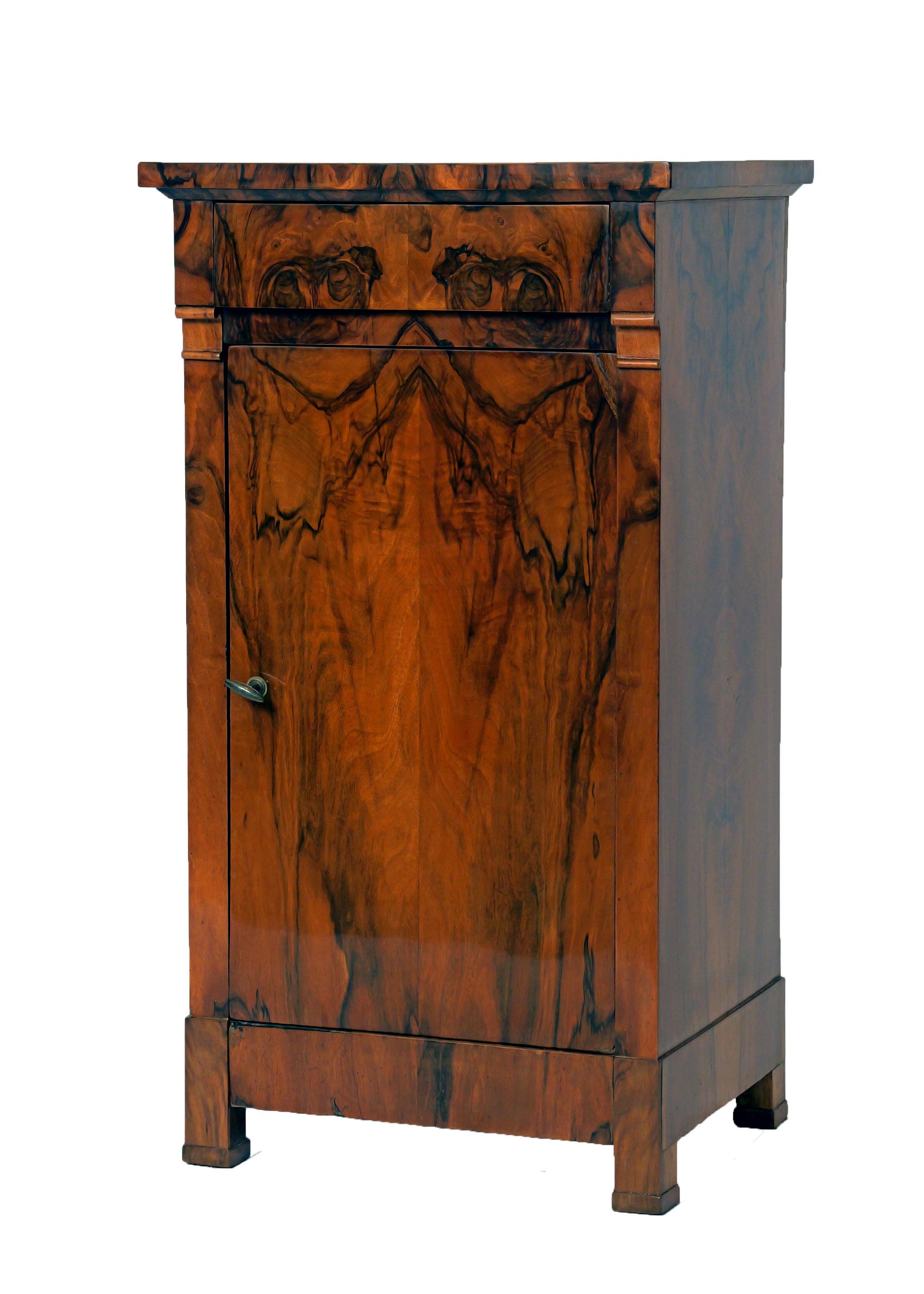 Early 19th Century Southern-German Biedermeier Walnut Bedside Table en vente 1