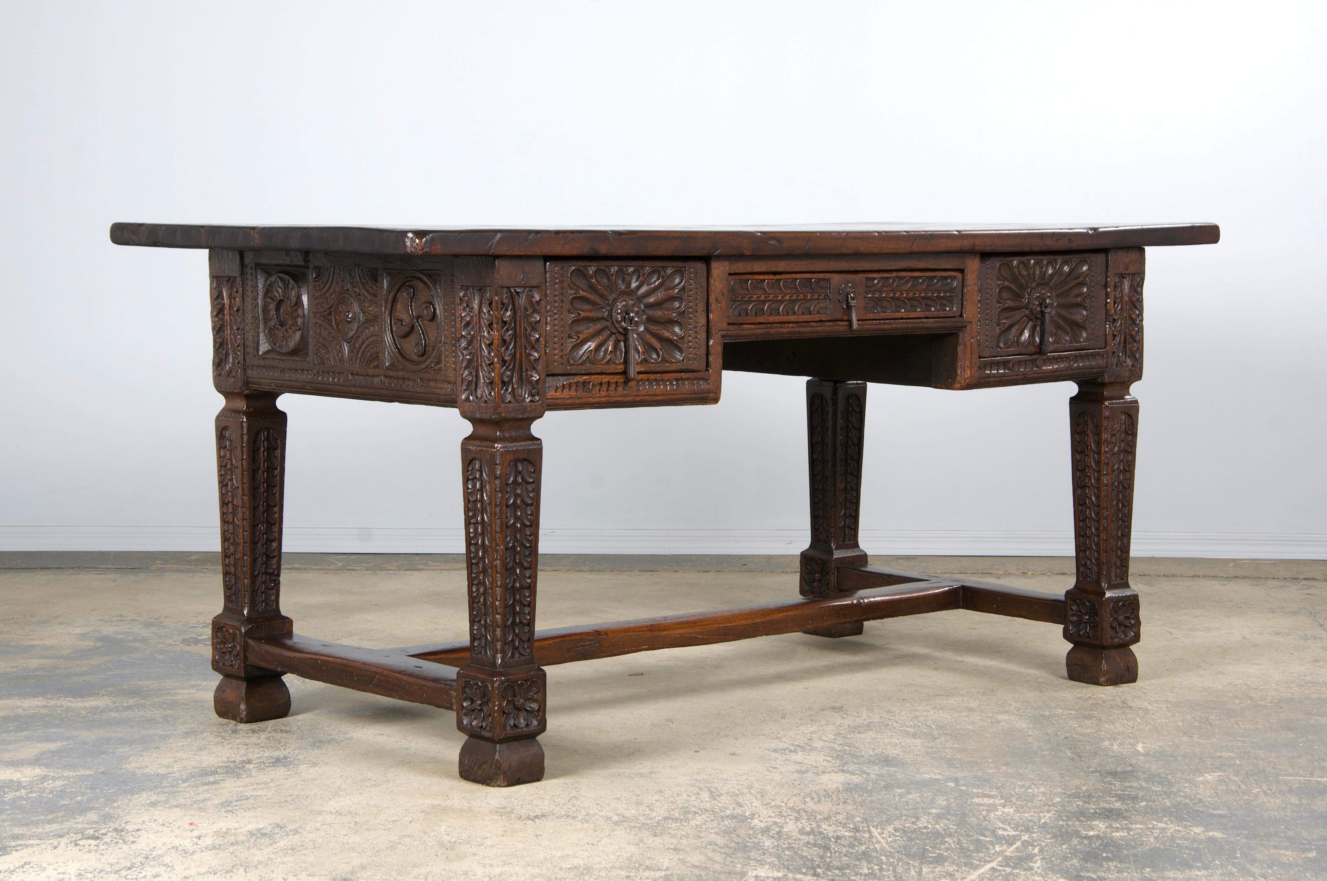 Scrivania in legno misto intagliato barocco spagnolo dei primi del XIX secolo in vendita 3