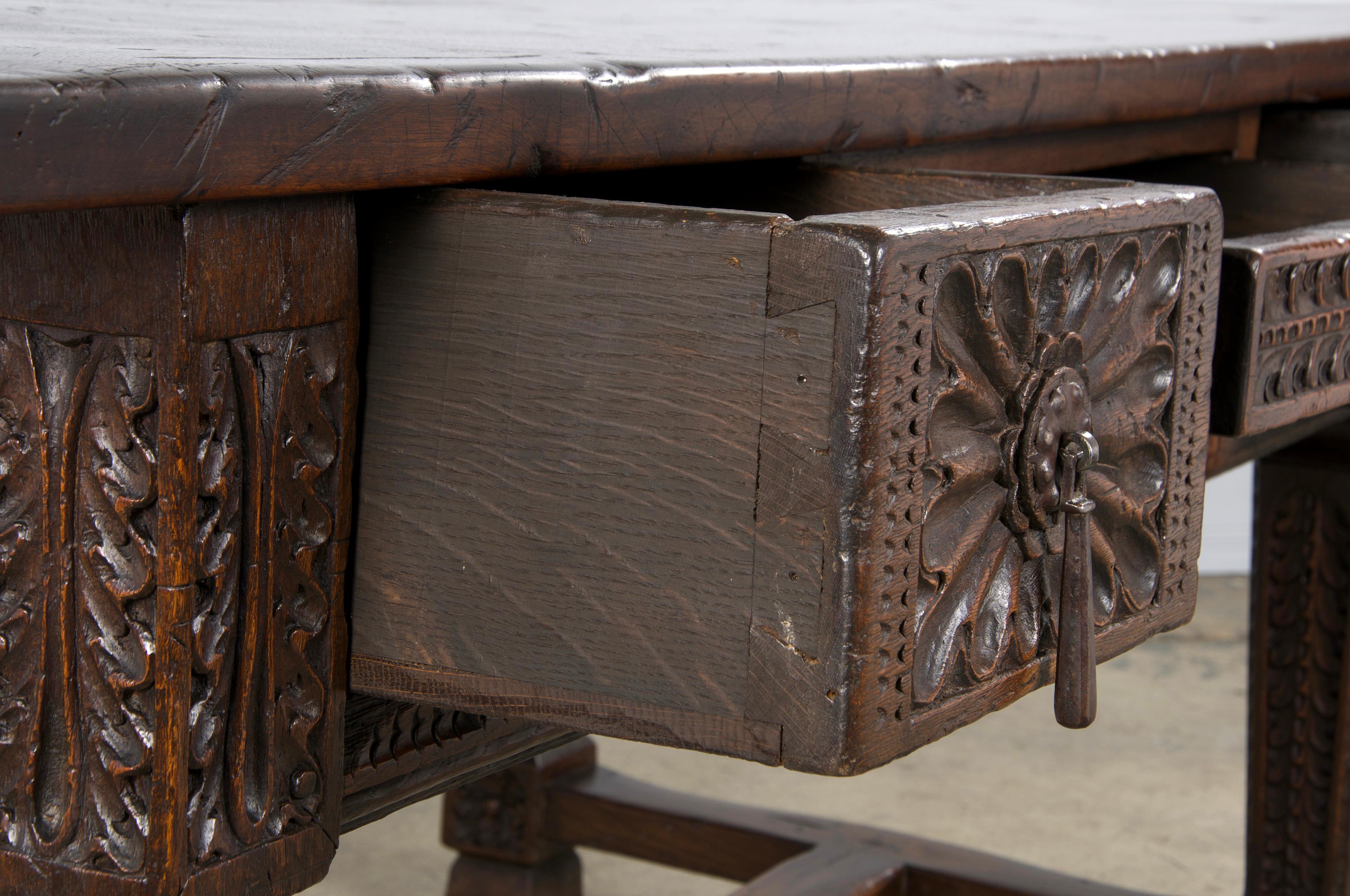 Scrivania in legno misto intagliato barocco spagnolo dei primi del XIX secolo in vendita 5