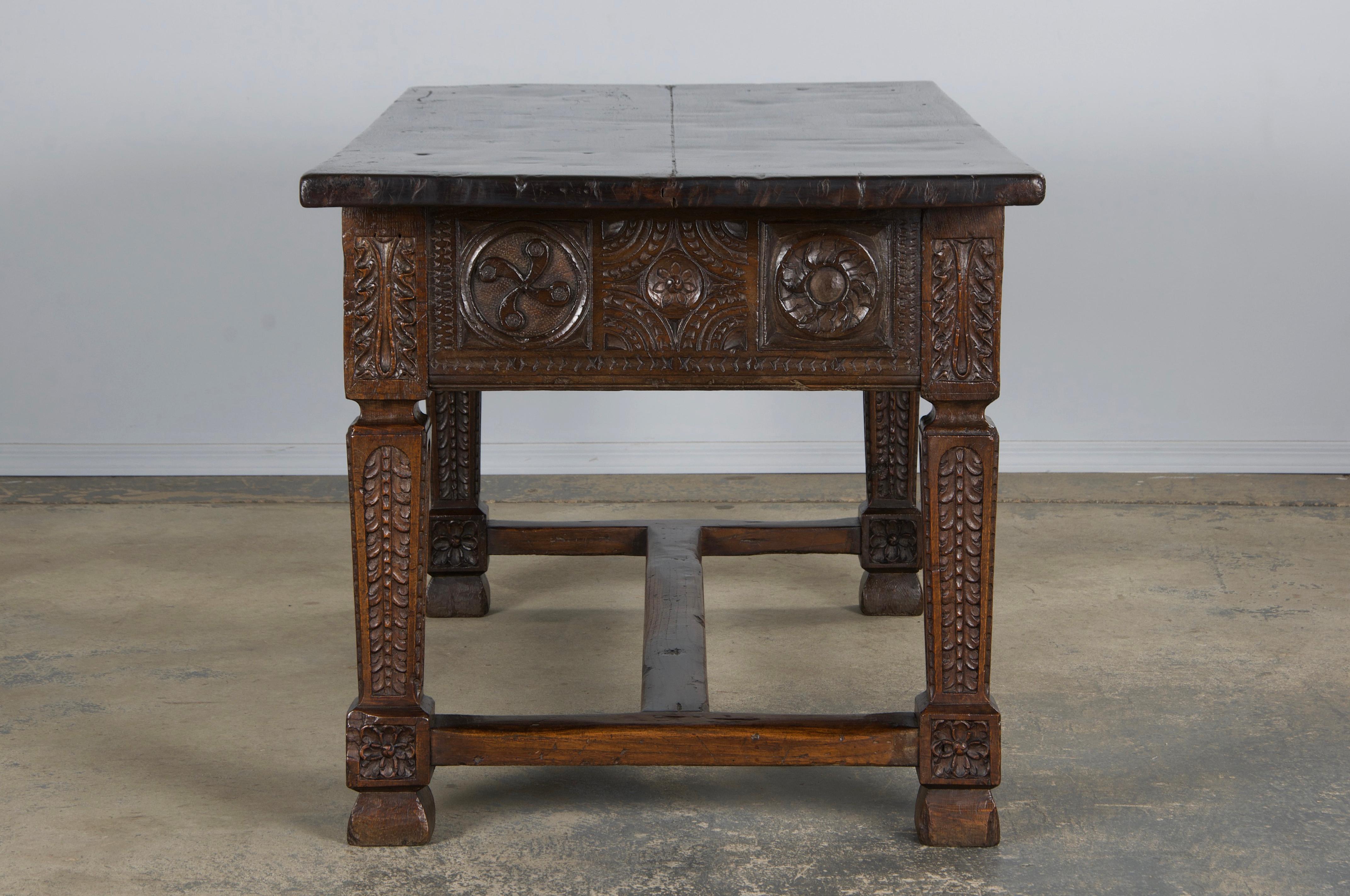Scrivania in legno misto intagliato barocco spagnolo dei primi del XIX secolo in vendita 6