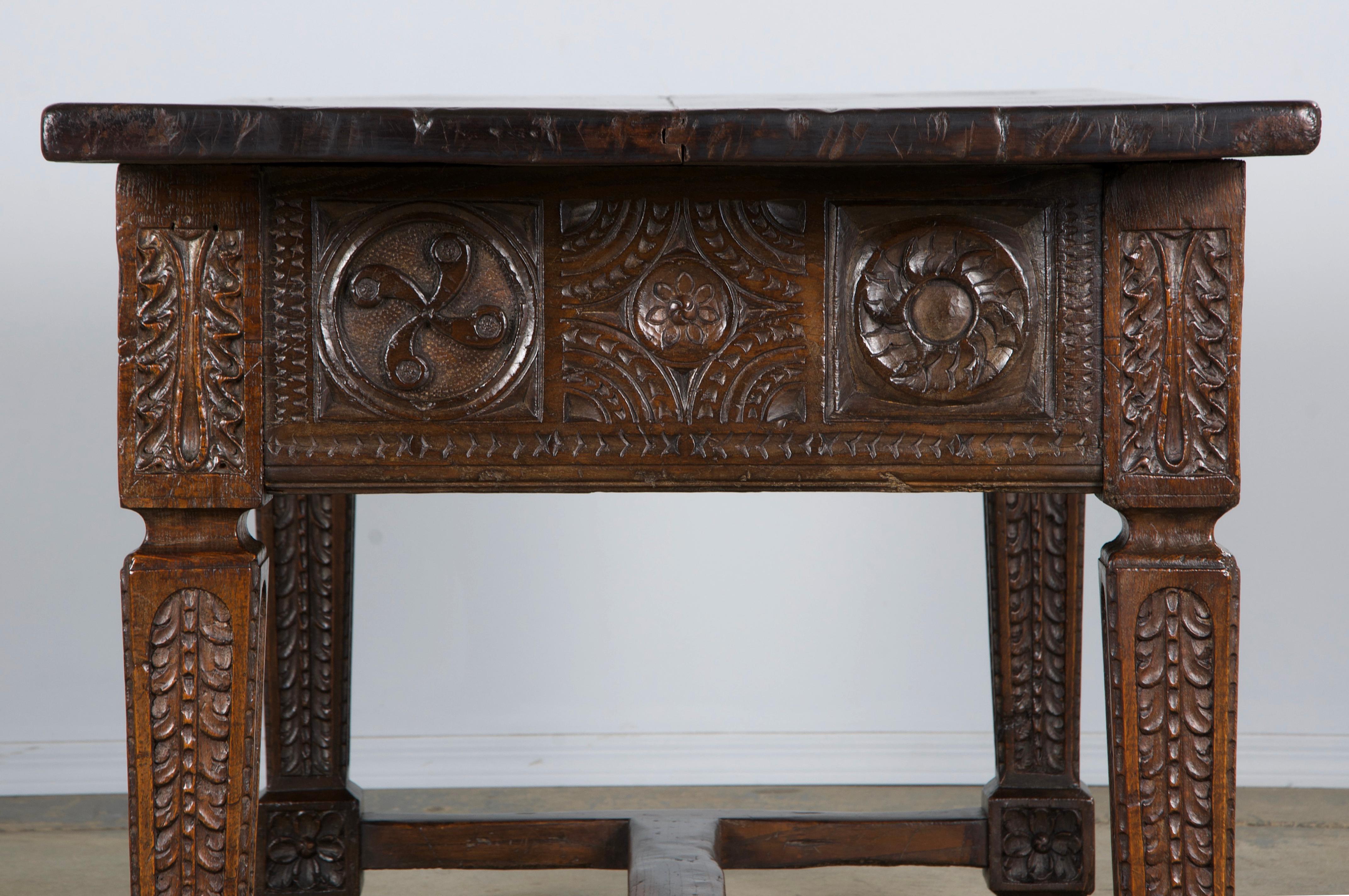 Scrivania in legno misto intagliato barocco spagnolo dei primi del XIX secolo in vendita 7