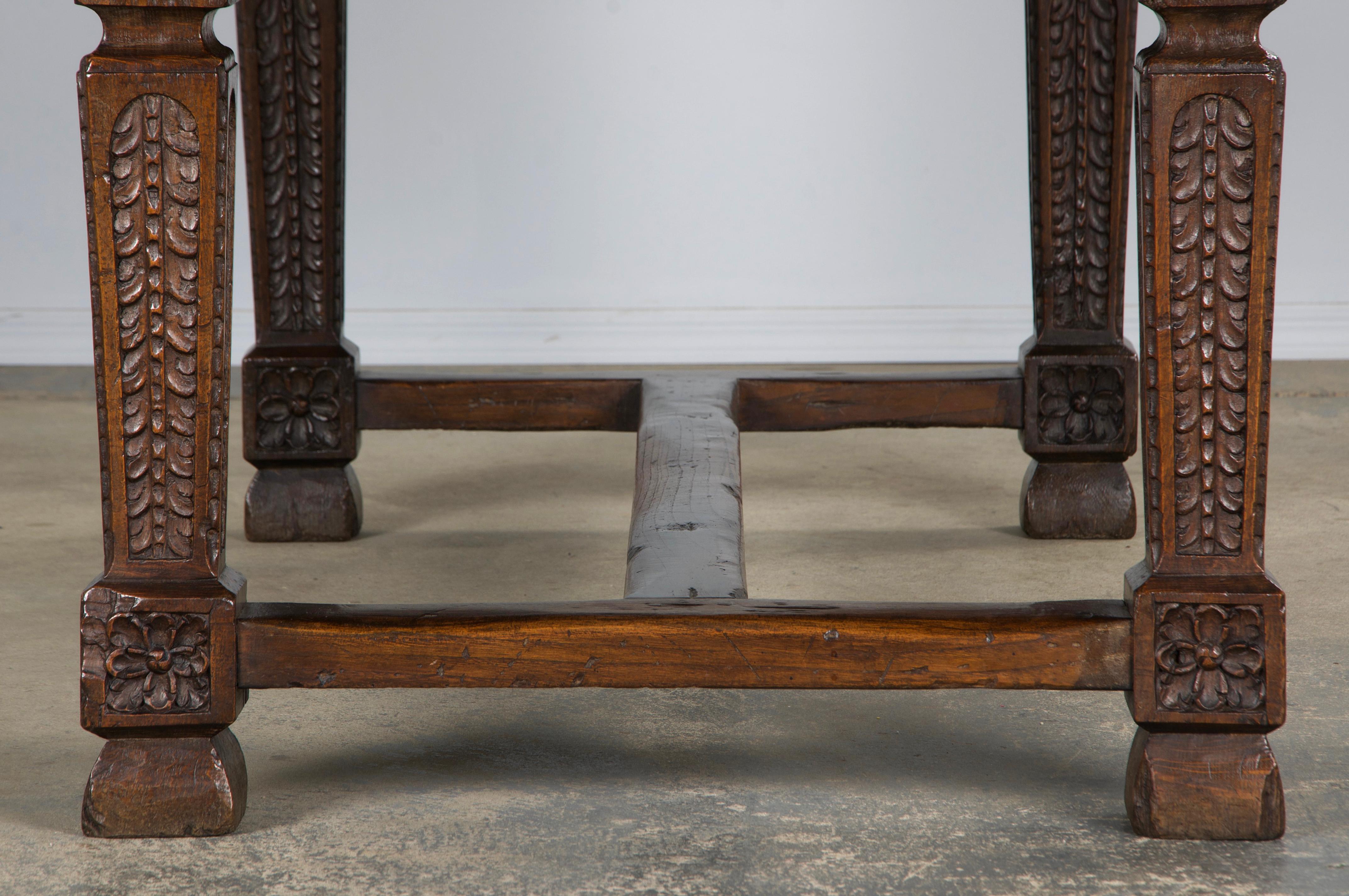 Scrivania in legno misto intagliato barocco spagnolo dei primi del XIX secolo in vendita 8