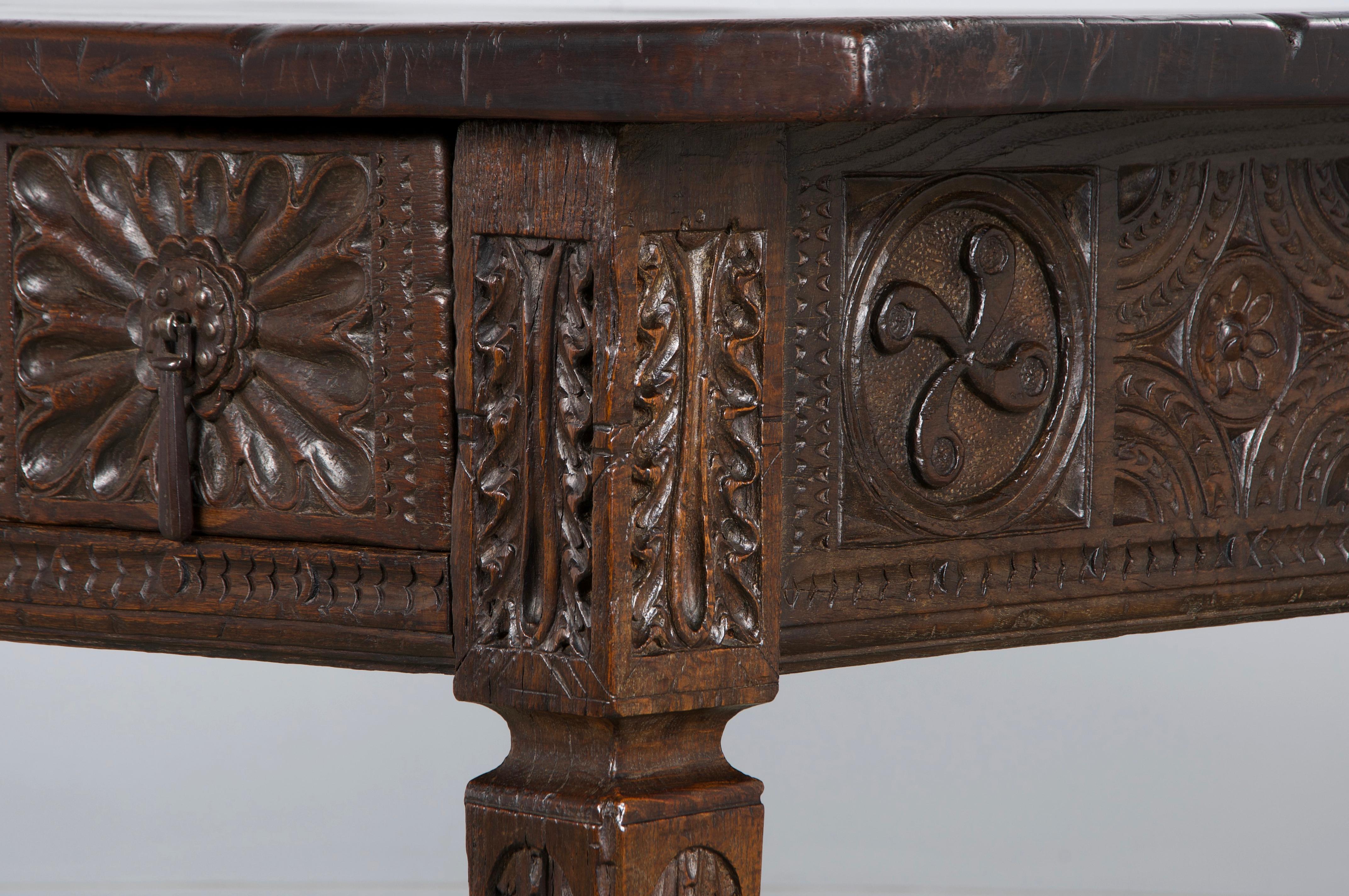 Uno straordinario scrittoio barocco spagnolo dell'inizio del XIX secolo proveniente dalla Provenza, in Francia. Il tavolo presenta squisiti e intricati motivi floreali intagliati a mano lungo tutta la struttura. È costruito con uno spesso piano a