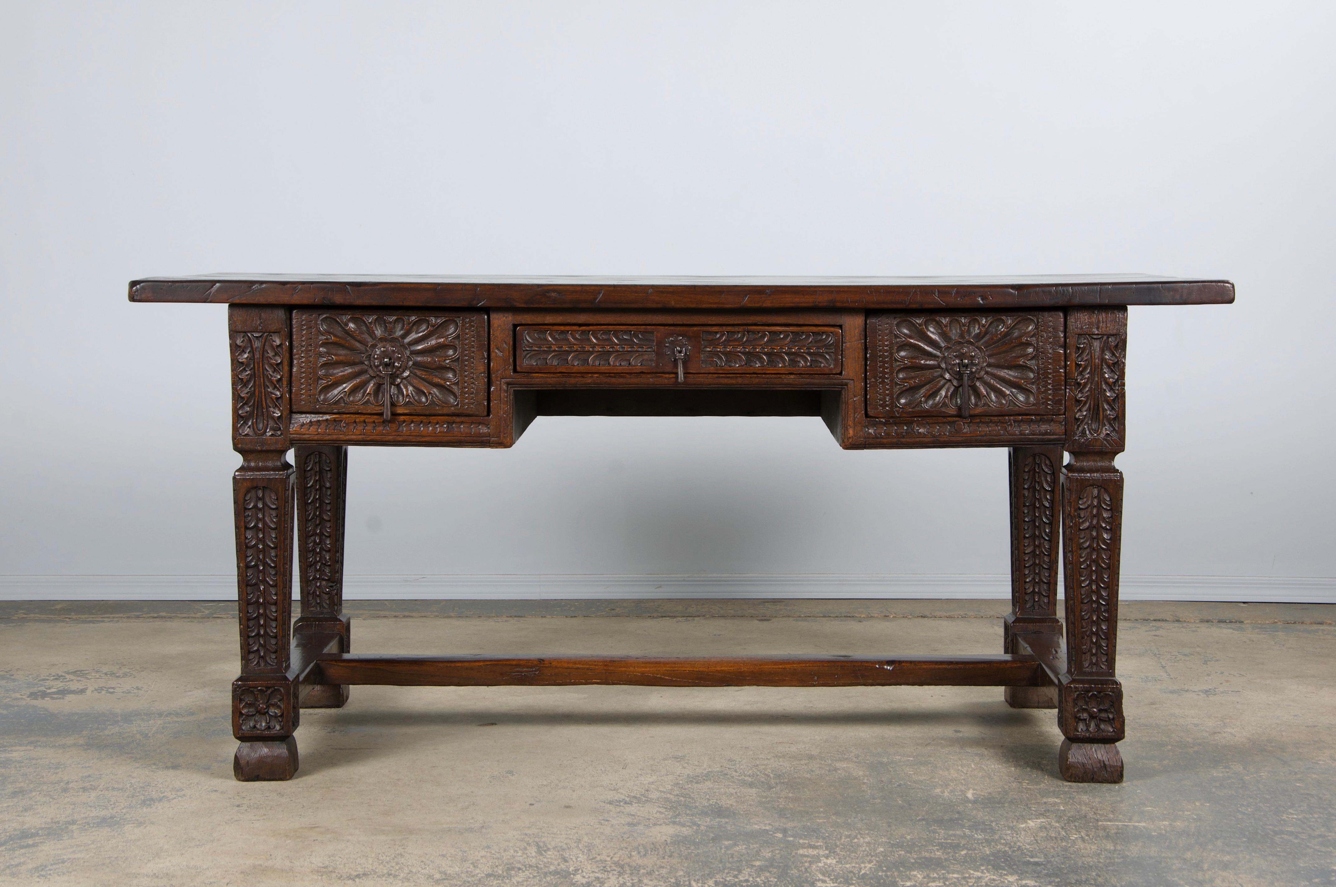 Barocco Scrivania in legno misto intagliato barocco spagnolo dei primi del XIX secolo in vendita