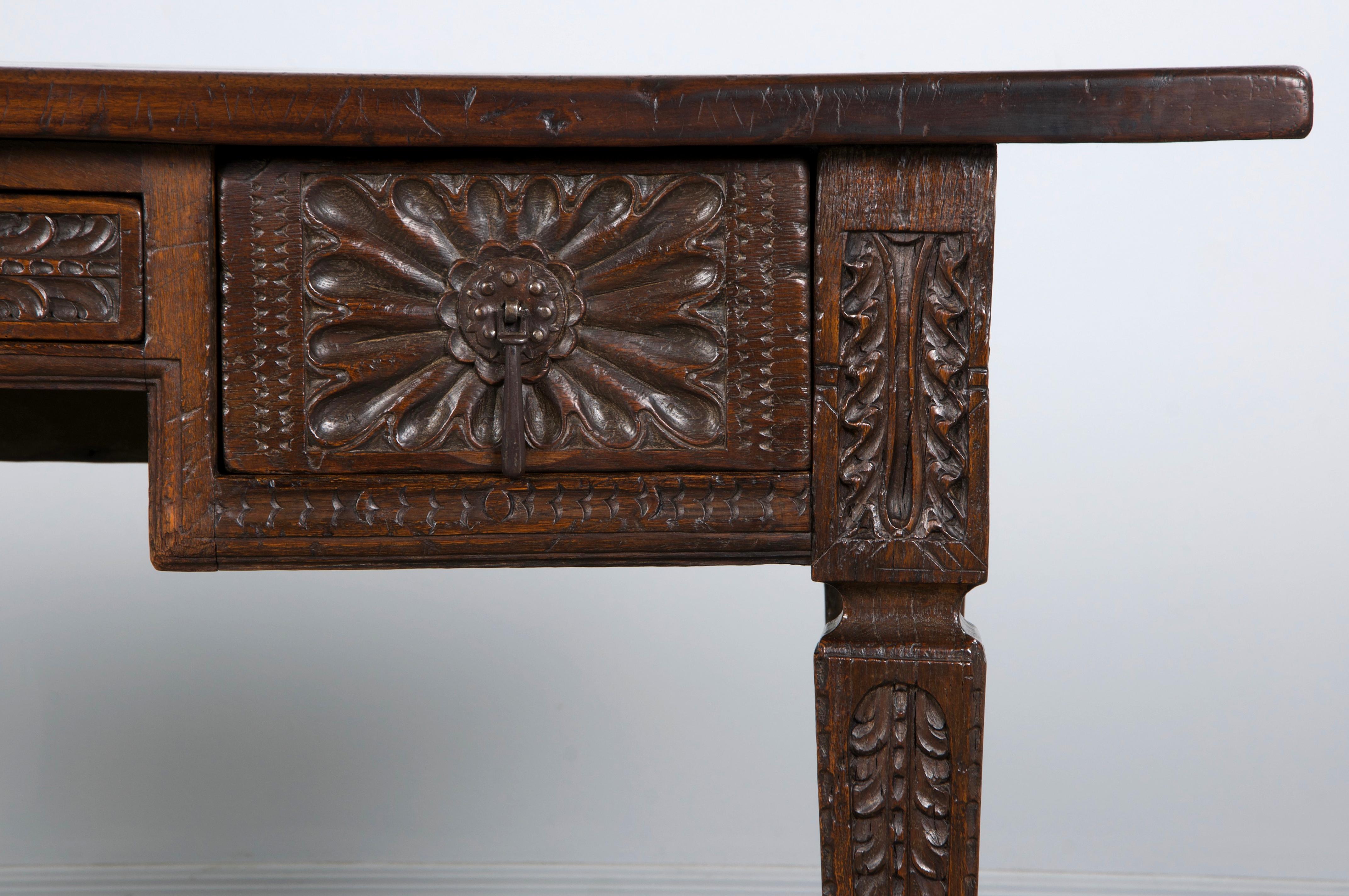 Spagnolo Scrivania in legno misto intagliato barocco spagnolo dei primi del XIX secolo in vendita