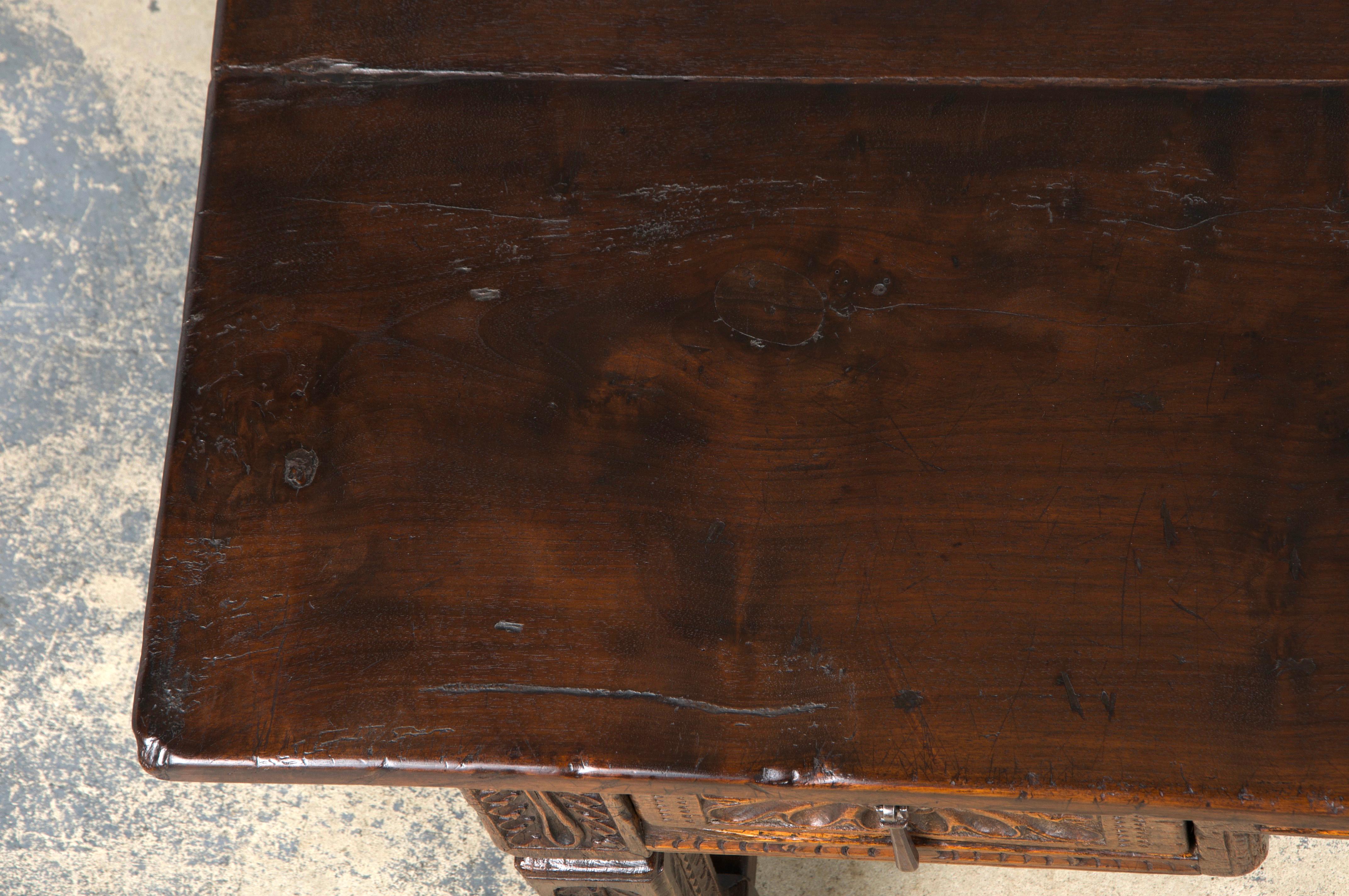 Scrivania in legno misto intagliato barocco spagnolo dei primi del XIX secolo In condizioni buone in vendita a Astoria, NY