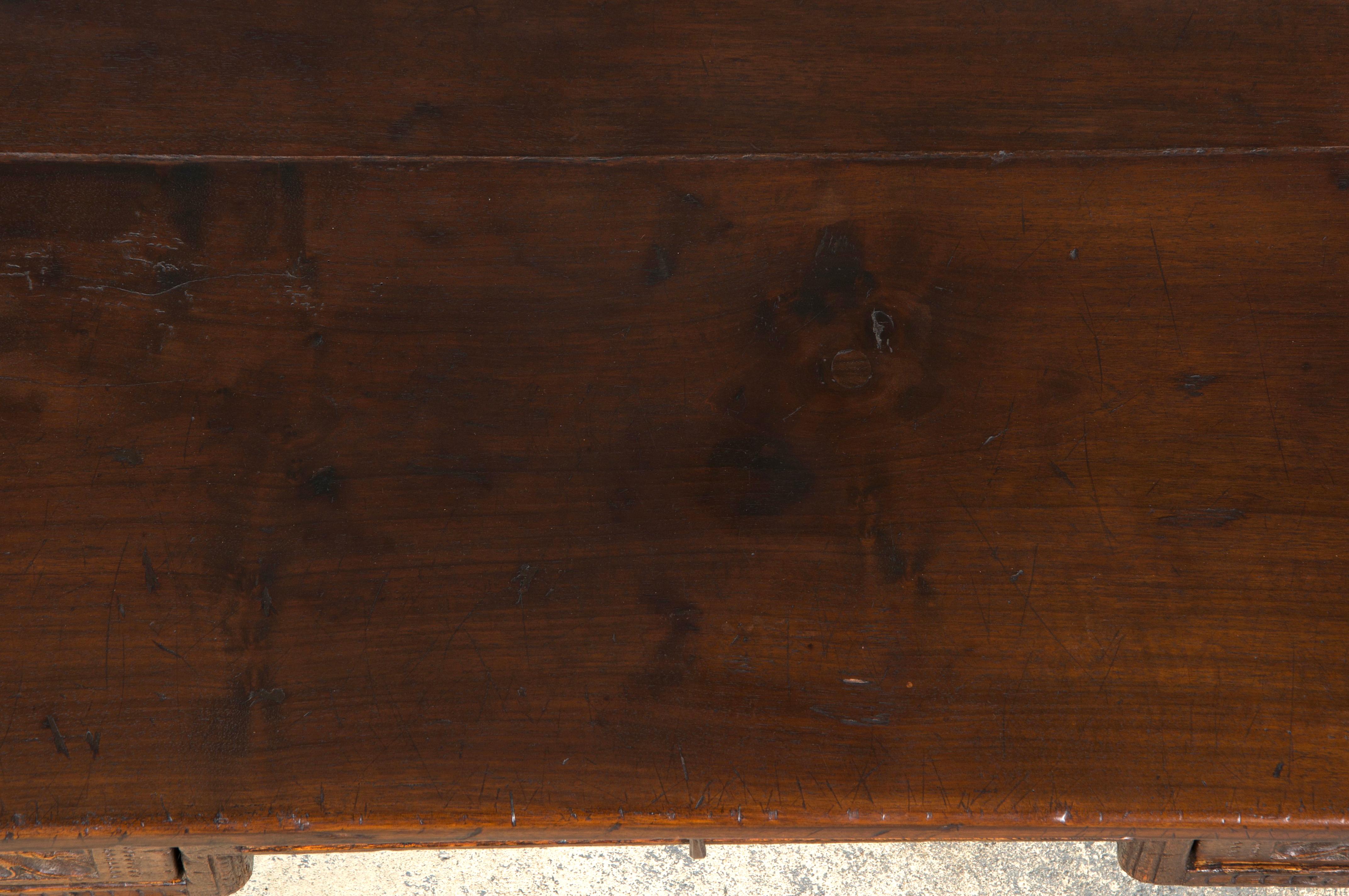 Ferro battuto Scrivania in legno misto intagliato barocco spagnolo dei primi del XIX secolo in vendita
