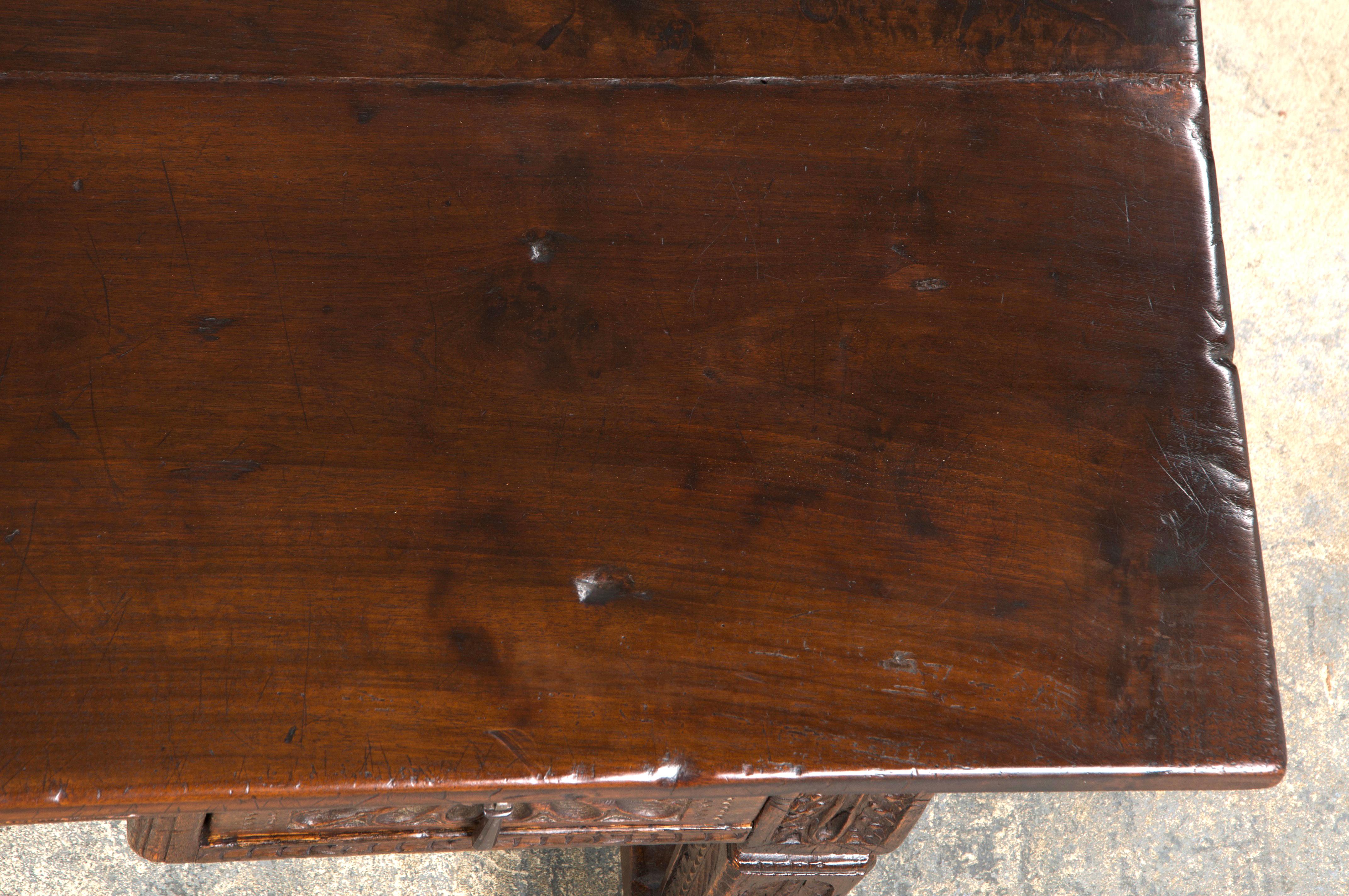 Scrivania in legno misto intagliato barocco spagnolo dei primi del XIX secolo in vendita 1