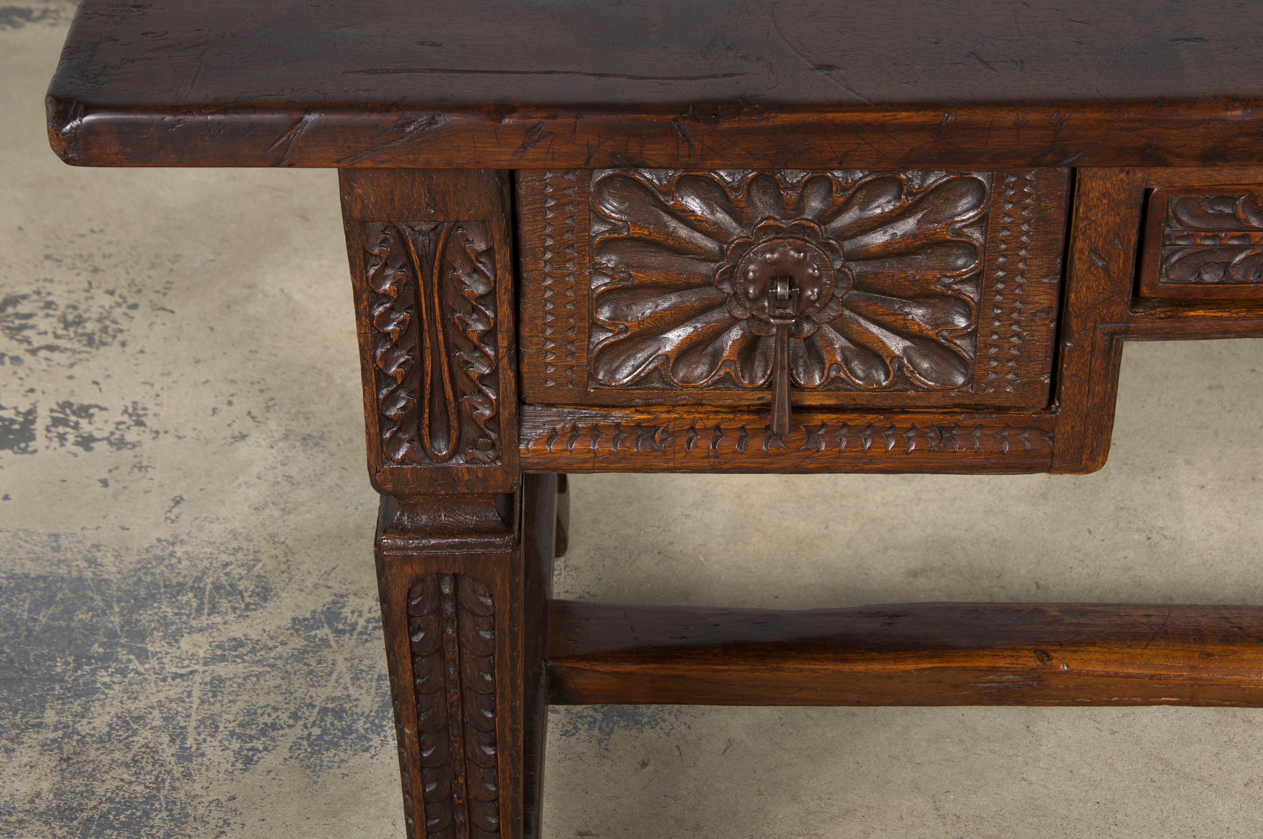 Scrivania in legno misto intagliato barocco spagnolo dei primi del XIX secolo in vendita 2