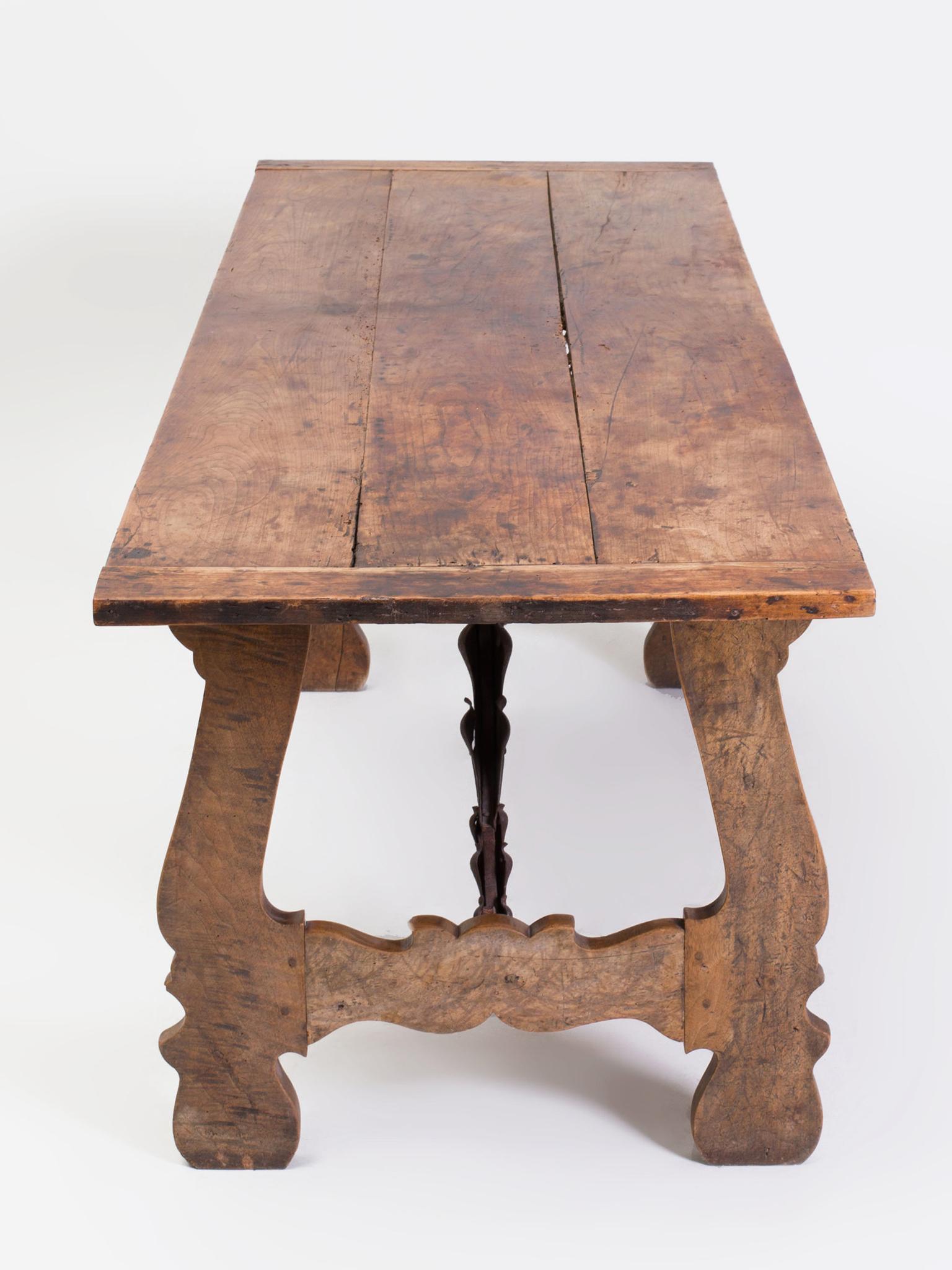 Early 19th Century Spanish Baroque-Style Elm Dining Table In Good Condition In New York, NY