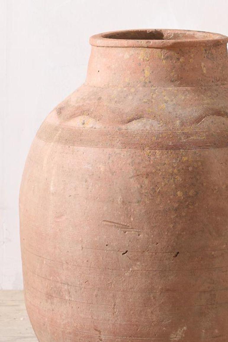 Voici un pot à olives en terre cuite de très belle taille provenant d'Espagne. Le motif simple autour de la partie supérieure du corps et la couleur rouge subtile rendent cette pièce extrêmement décorative. Idéal pour le coin d'une pièce remplie de