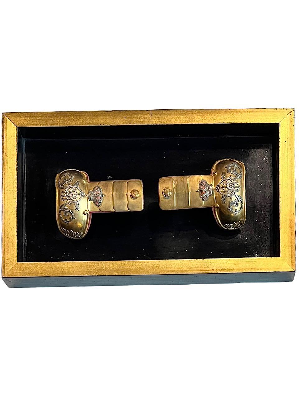 Paire d'épaulettes militaires espagnoles du début du XIXe siècle. Elles sont fabriquées en laiton doré ciselé et doublées d'un velours de couleur marron. La paire est ornée de feuilles de laurier dorées et de boutons à crête complexes. Il est orné