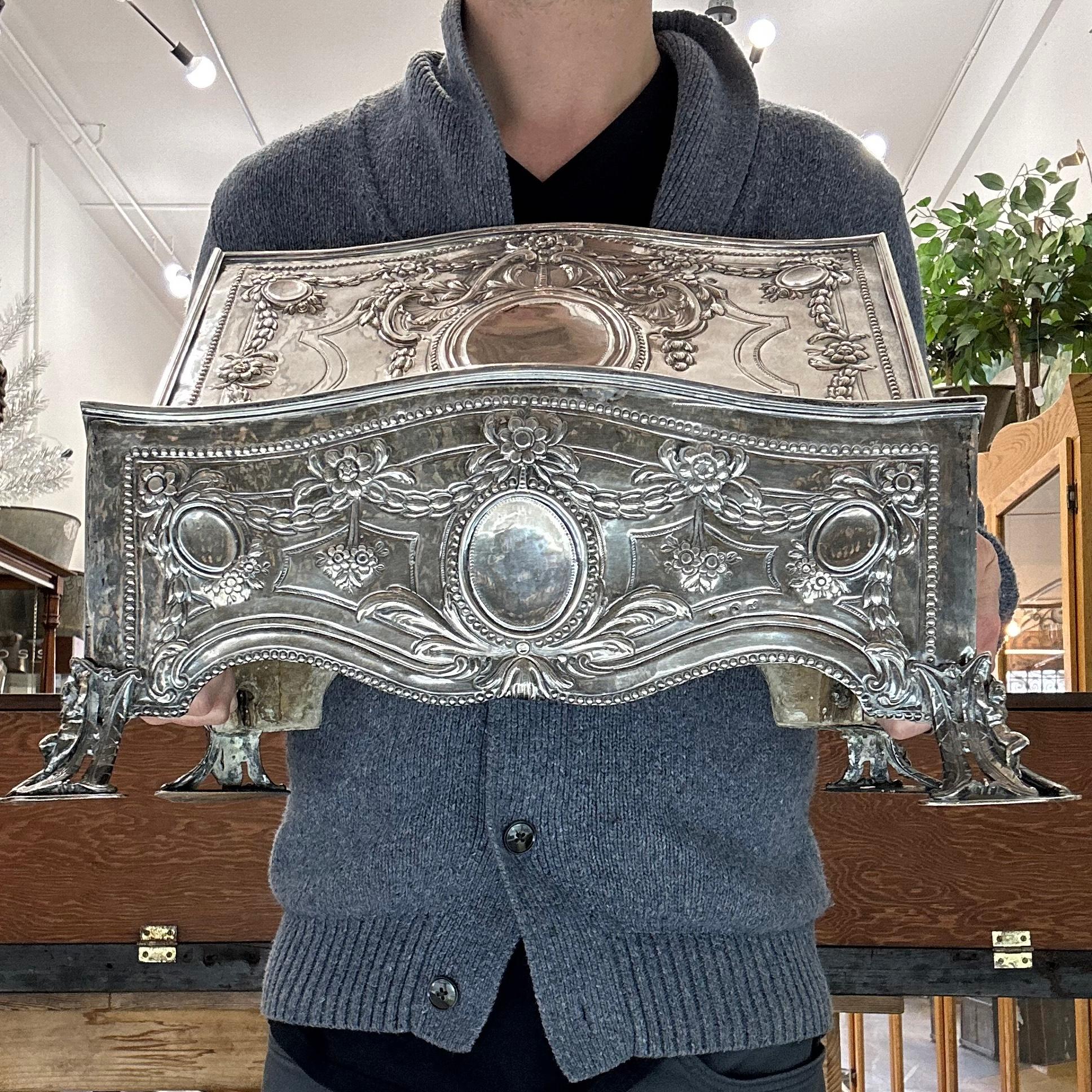 Straordinario esempio di artigianato in argento spagnolo dei primi anni del XIX secolo, questo atril (porta Bibbia/libro) sontuosamente decorato è attribuito al famoso argentiere Joseph Espejo di Cordoba. Datato 1804. 

Artigianato e design di
