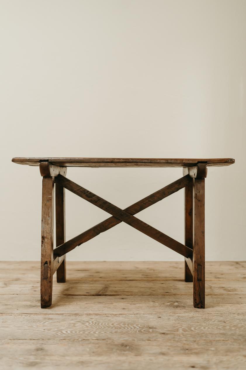 lovely patina on this table, in very good vintage condition, cleaned and waxed, ready to shine in your house ... 