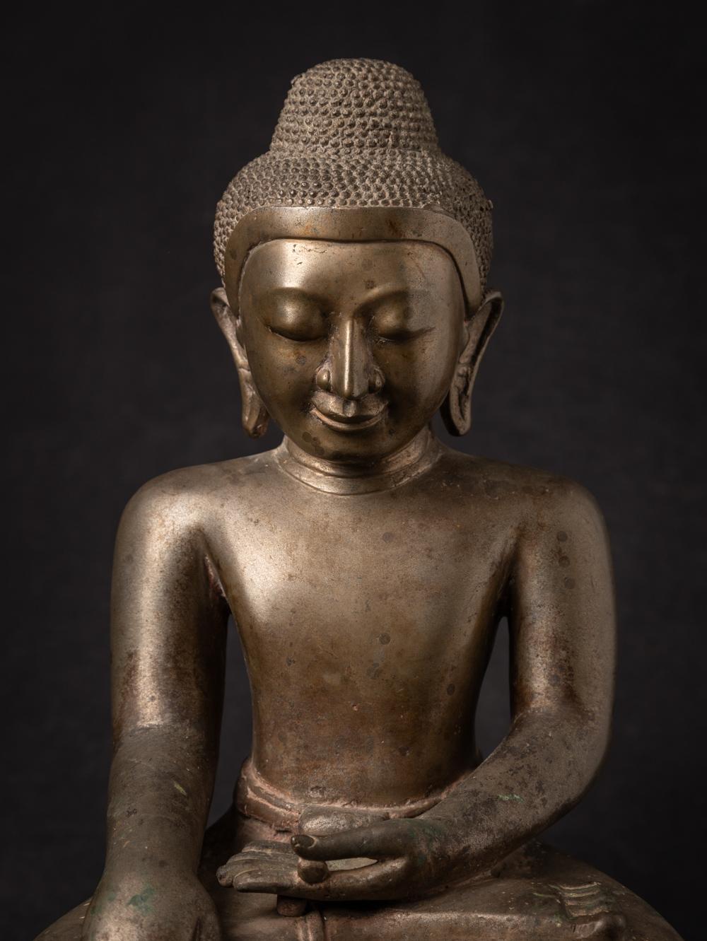 Diese besondere antike burmesische Buddha-Statue aus Bronze aus dem frühen 19.
 ist ein wirklich einzigartiges und besonderes Sammlerstück. Mit einer Höhe von 39,5 cm, einer Breite von 27,3 cm und einer Tiefe von 20,3 cm ist sie aus Bronze