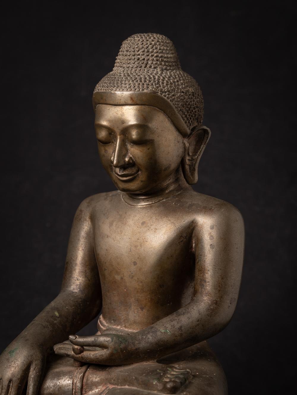 19th Century Early 19th century Special antique bronze Burmese Buddha statue from Burma For Sale