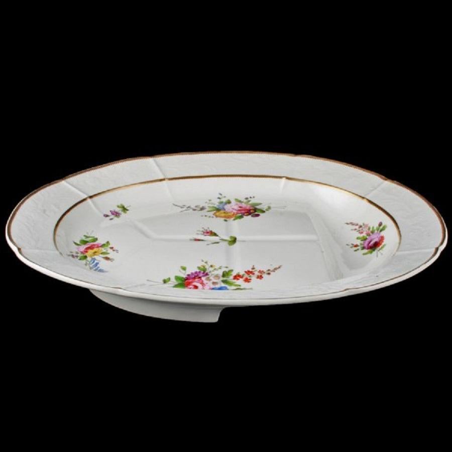 An early 19th century Spode porcelain meat plate.

The large plate has a 'tree and well', a white background with hand painted flowers and a gilt edge and inner border.

The plate is signed on the back 