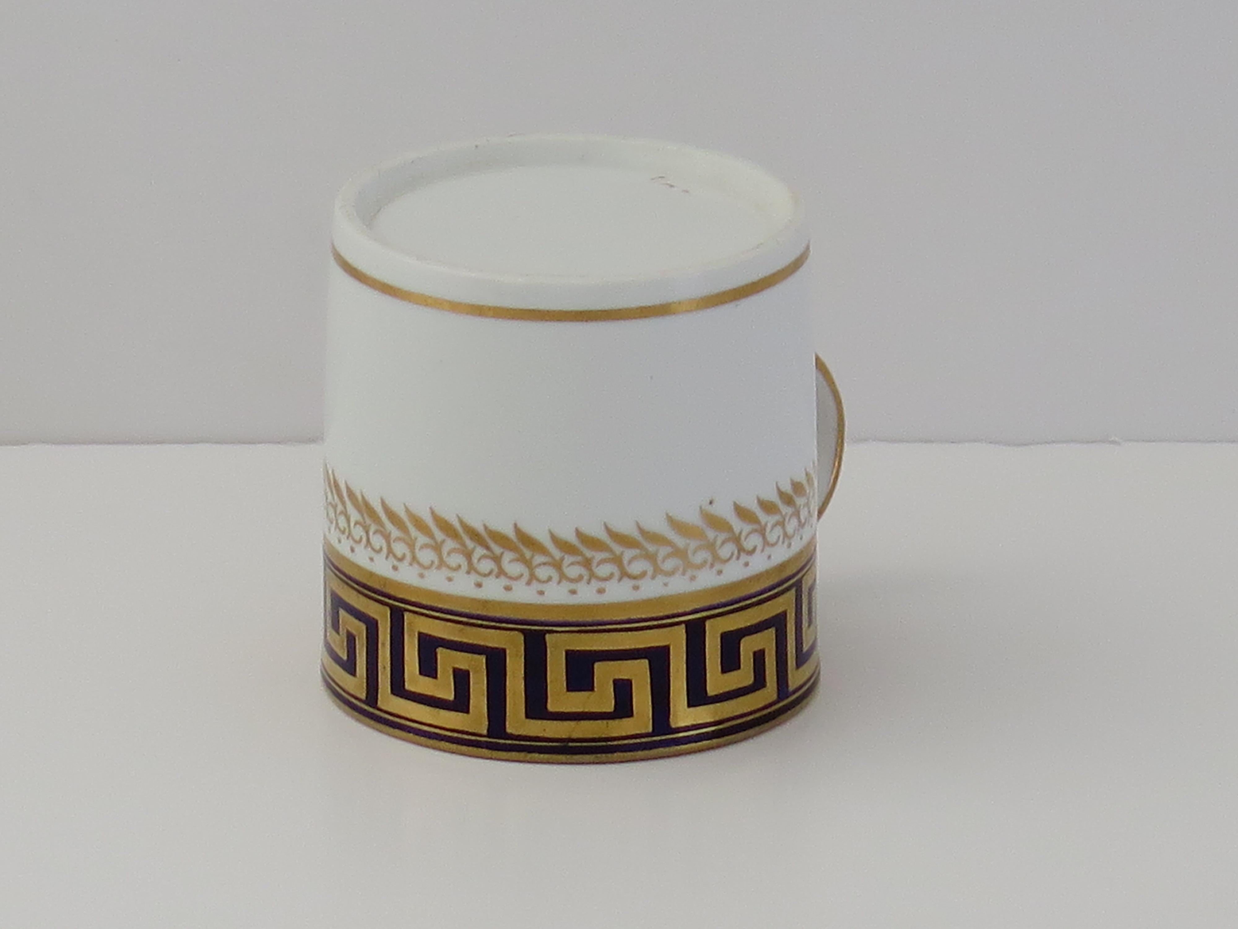 Il s'agit d'un très bon exemple de boîte à café en porcelaine anglaise d'époque George III, fabriquée par Spode au début du XIXe siècle, vers 1810.

Le Can a un côté droit et une anse en boucle Spode avec un coup de pied prononcé ou un coude à la