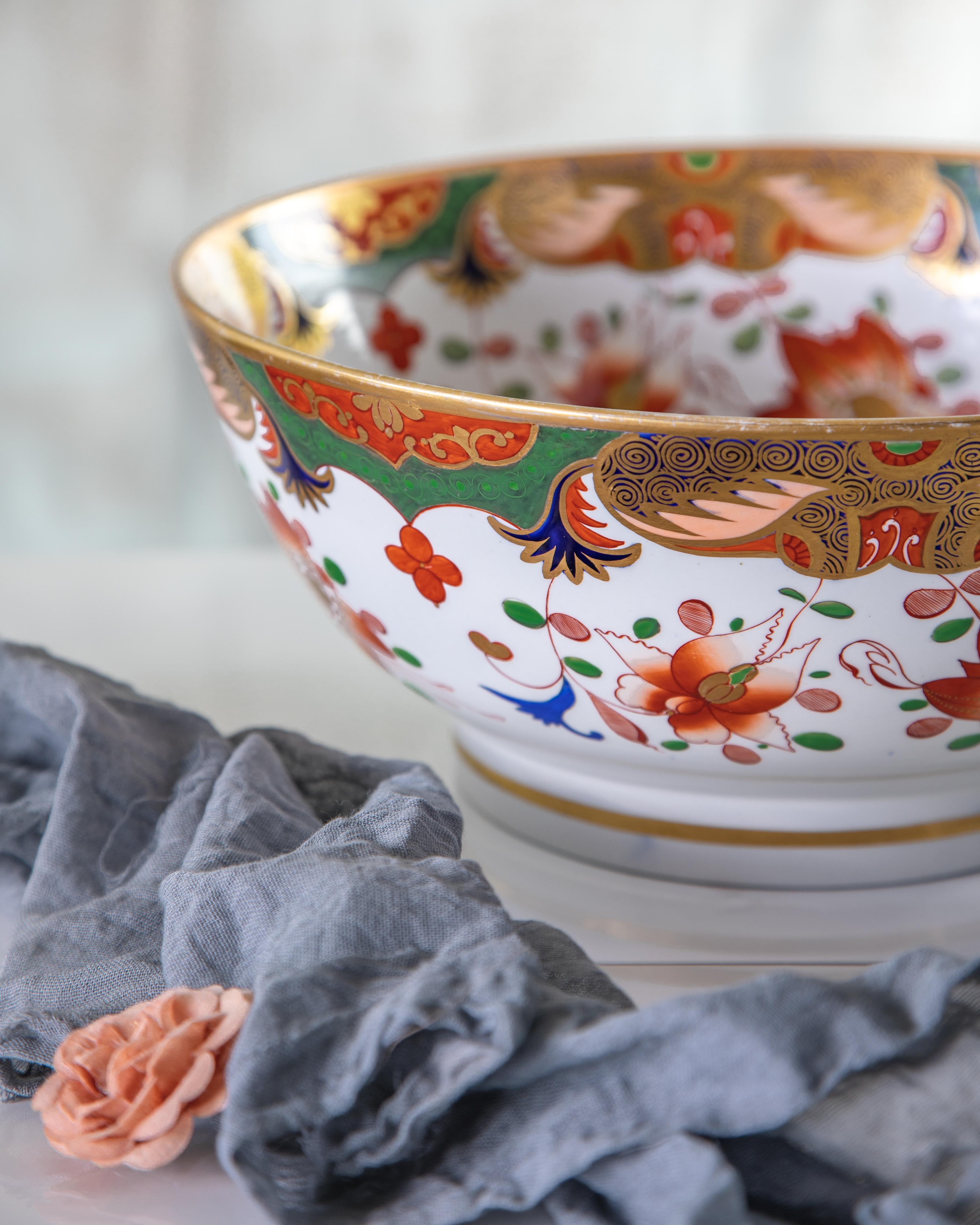 Perfekt für Urlaubsunterhaltung!

Eine frühe Spode Punschschüssel im Regency-Stil aus der Zeit um 1810, dekoriert in einer Imari-Farbpalette aus tiefem Blau, Eisenrot, hellem Pfirsich und Grün mit vergoldeten Details auf einem strahlend weißen