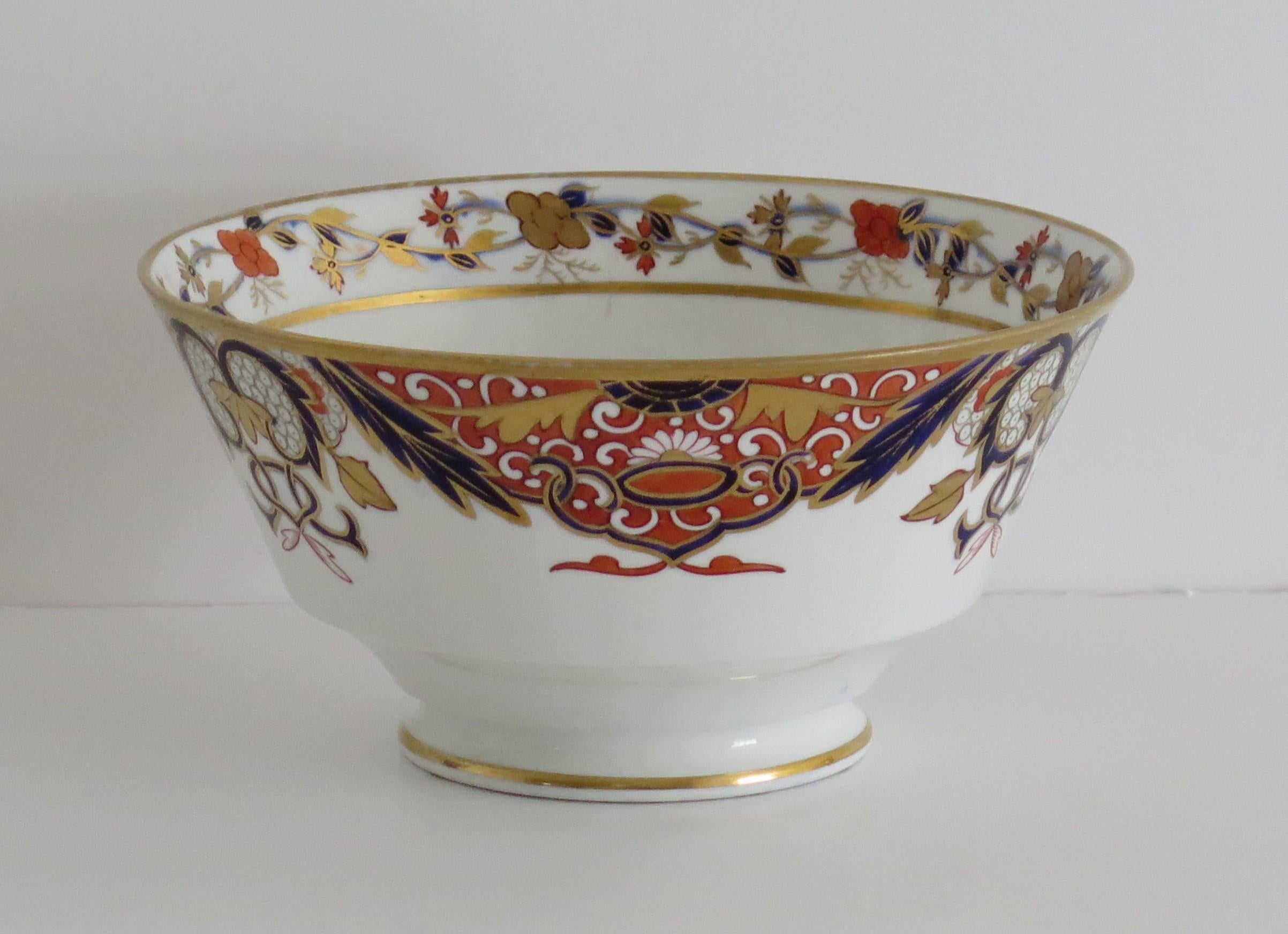 Il s'agit d'un très bon et rare exemple de bol en porcelaine anglais d'époque George III, fabriqué par Spode au début du XIXe siècle, vers 1810.

Le bol est bien empoté et repose sur un pied bas et évasé.

Le bol présente un beau motif 