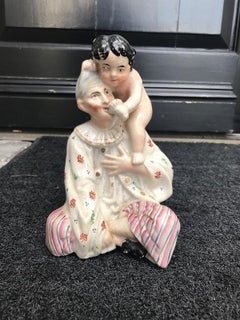Staffordshire-Porzellanfigur eines Jungen auf der Schulter einer Frau aus dem frühen 19