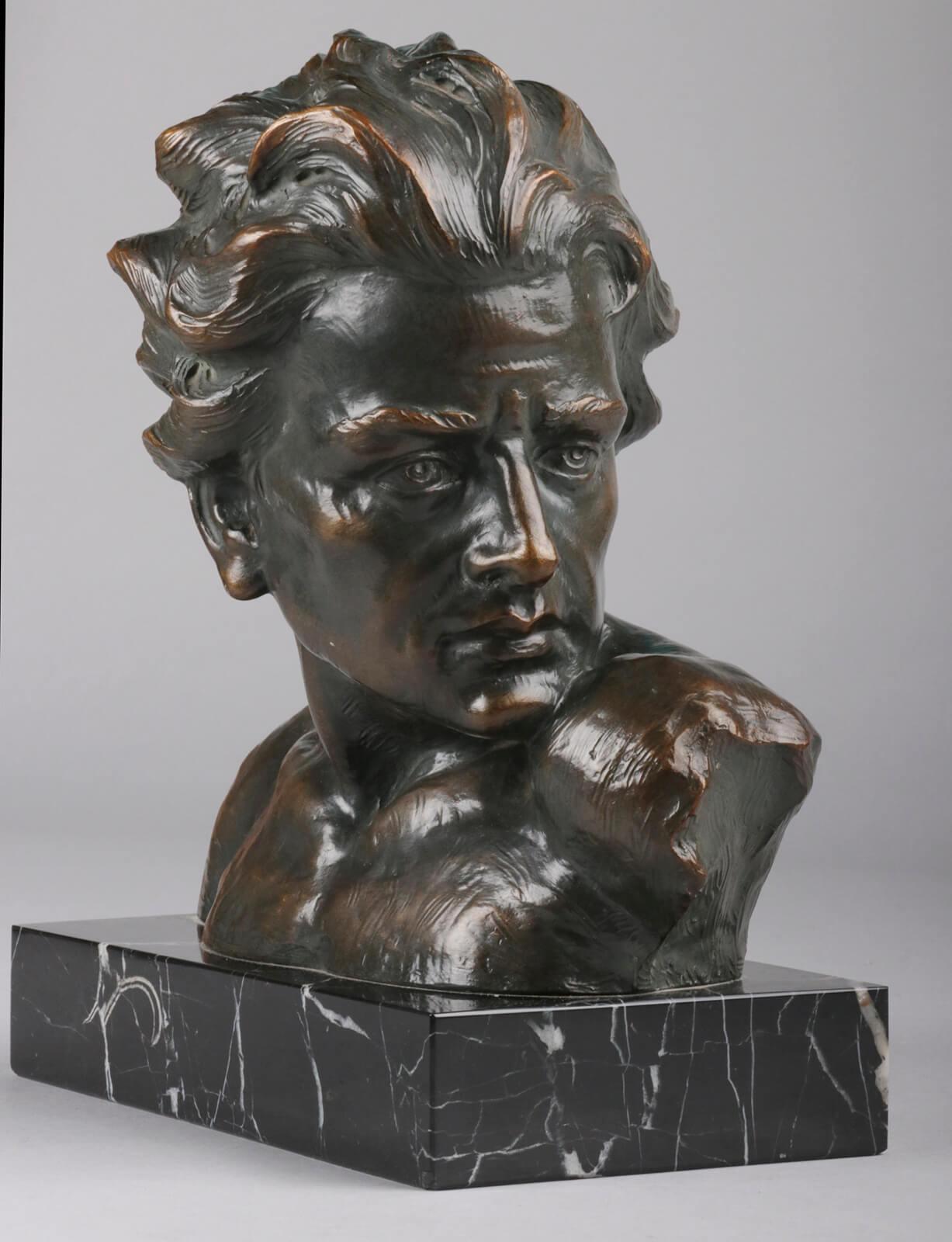 Early 20th Century Statue of a Young Man 'en Profil' by Johannes Dommisse In Good Condition In Casteren, Noord-Brabant