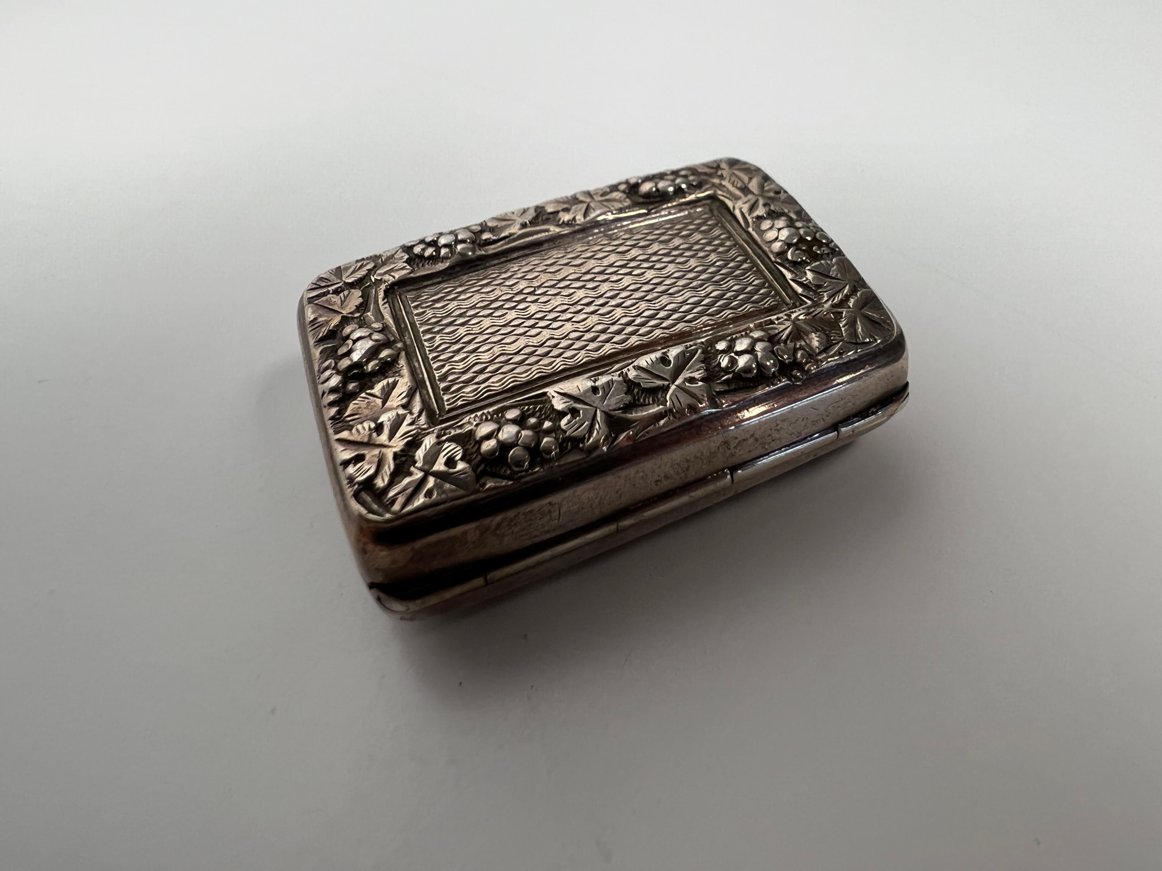 Vinaigrette en argent sterling du début du 19ème siècle par John Willmore-Birmingham Orfèvre. Remarquez la calandre et l'intérieur extraordinairement découpés et gravés à la main, c'est magnifique. John Willmore a enregistré sa marque en tant que