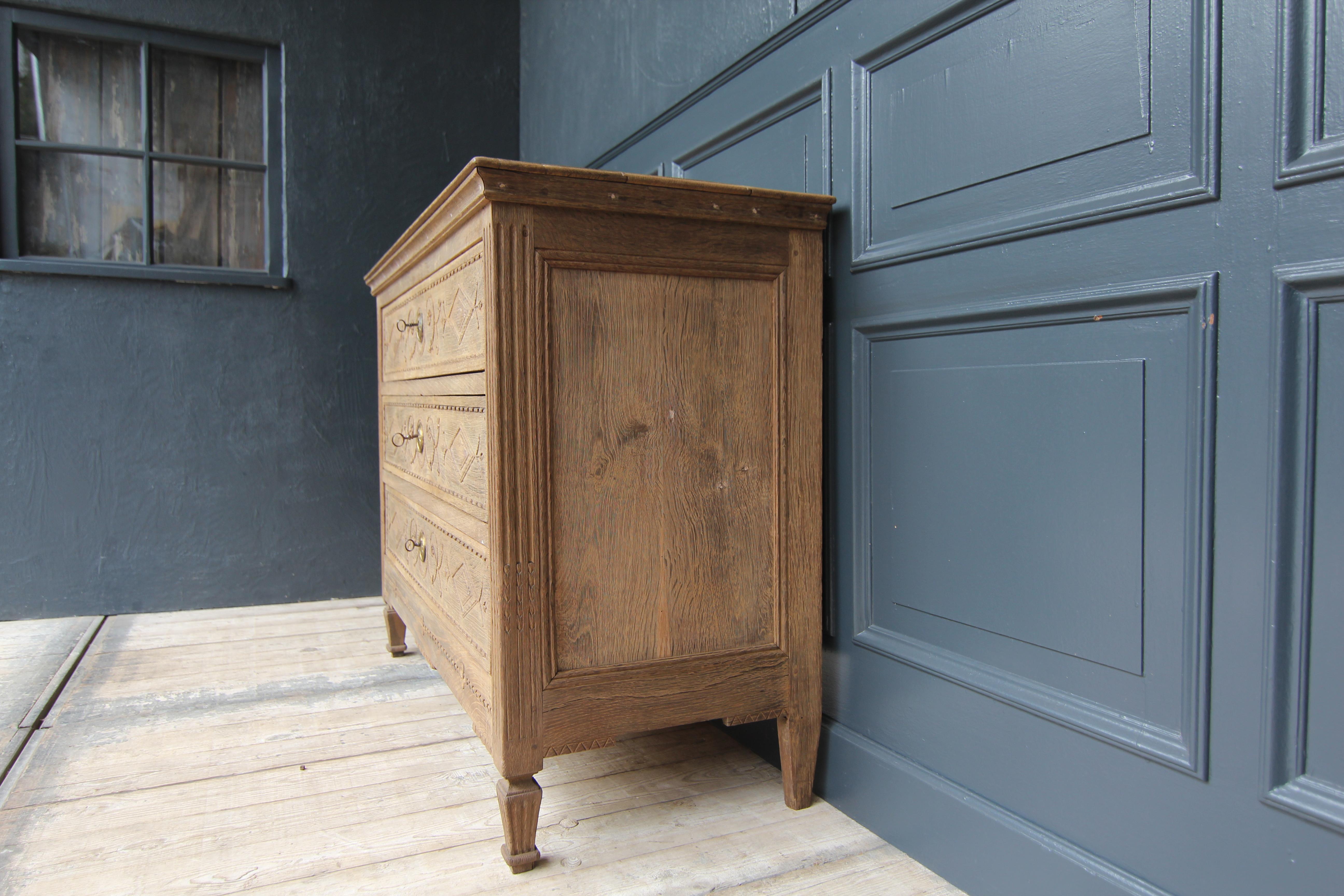 Early 19th Century Stripped Oak Louis XVI Chest of Drawers In Good Condition In Dusseldorf, DE