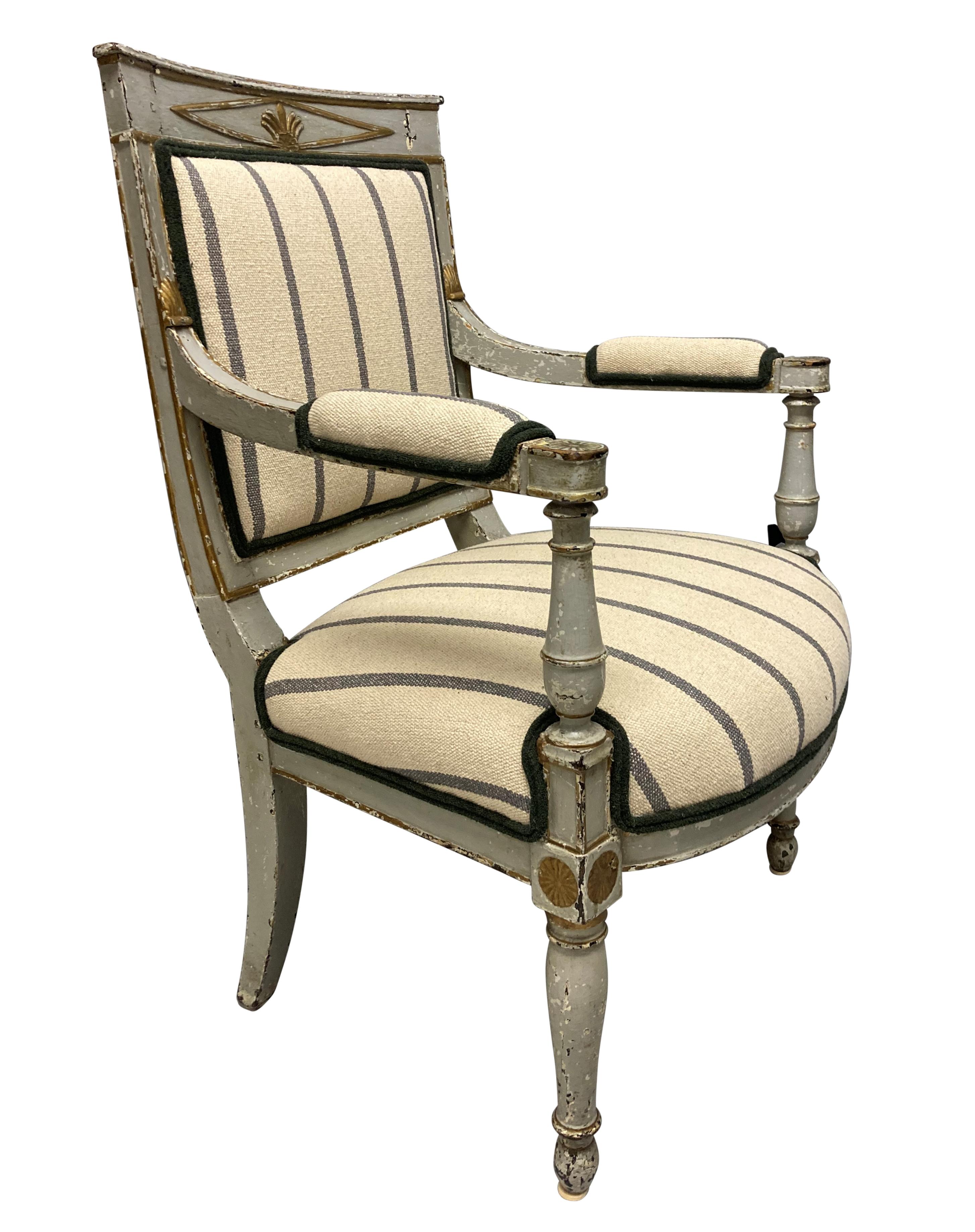 Sillón sueco de principios del siglo XIX con pinturas originales en color gris huevo de pato con encuadernación de paquetería. Tapizada en lino natural verde oscuro y acolchada con pelo de caballo.