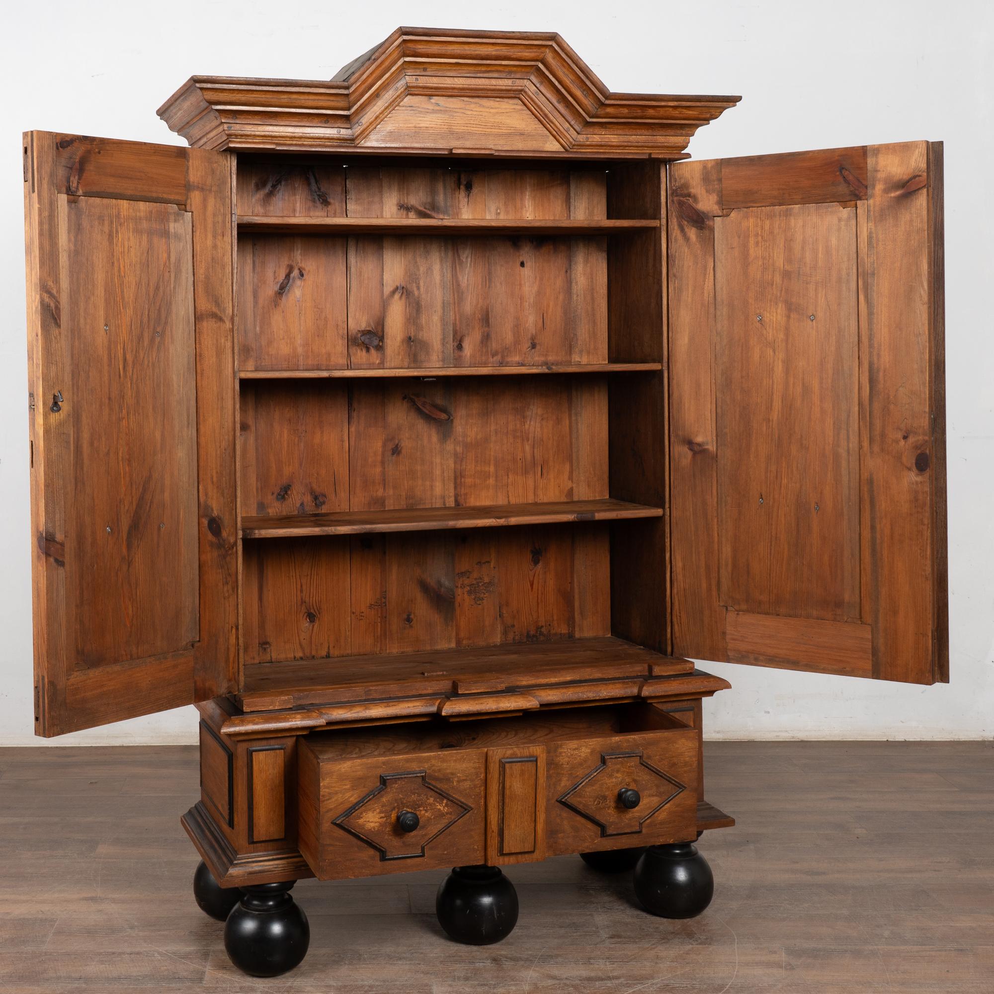 Suédois Armoire baroque suédoise à deux portes du début du 19e siècle en vente