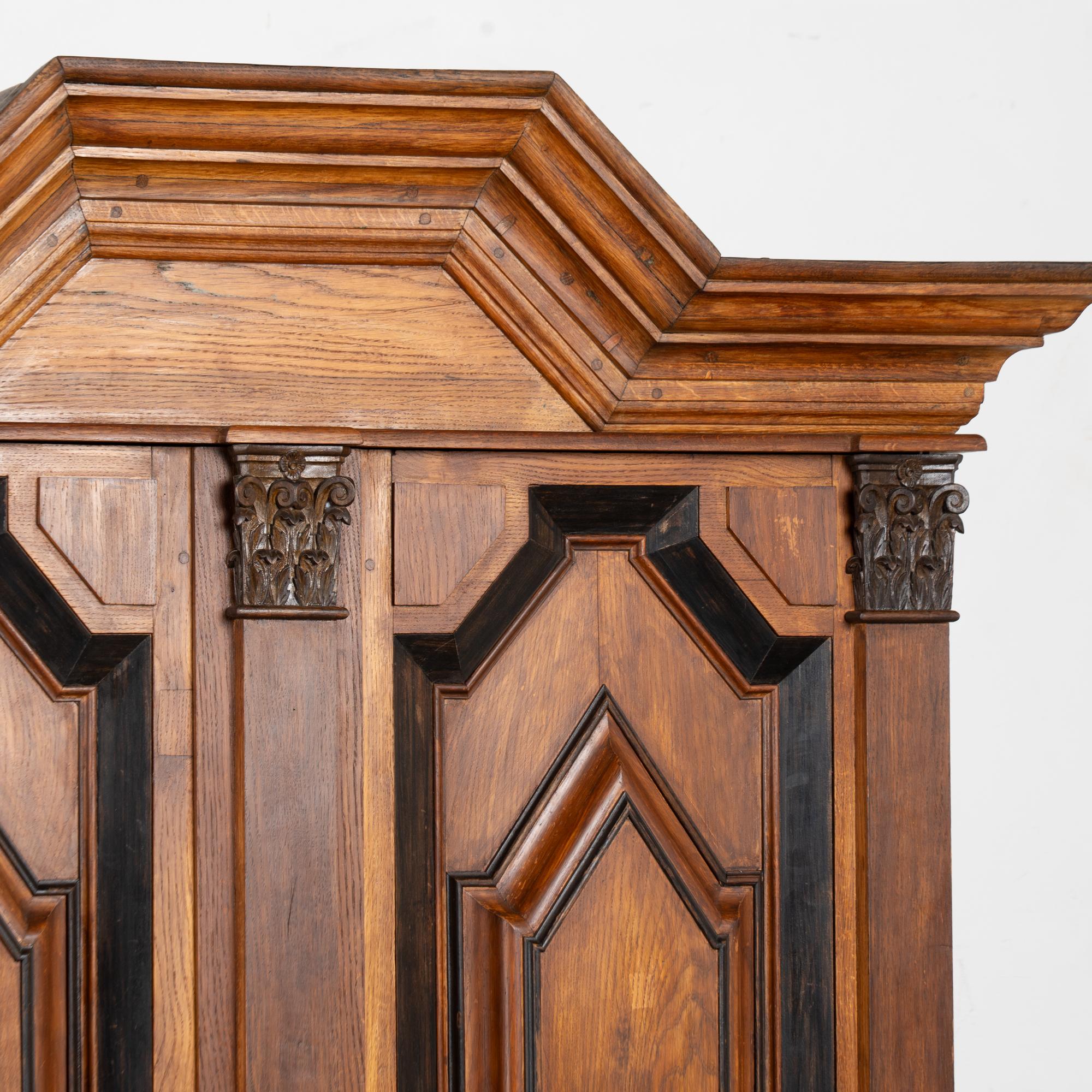 XIXe siècle Armoire baroque suédoise à deux portes du début du 19e siècle en vente