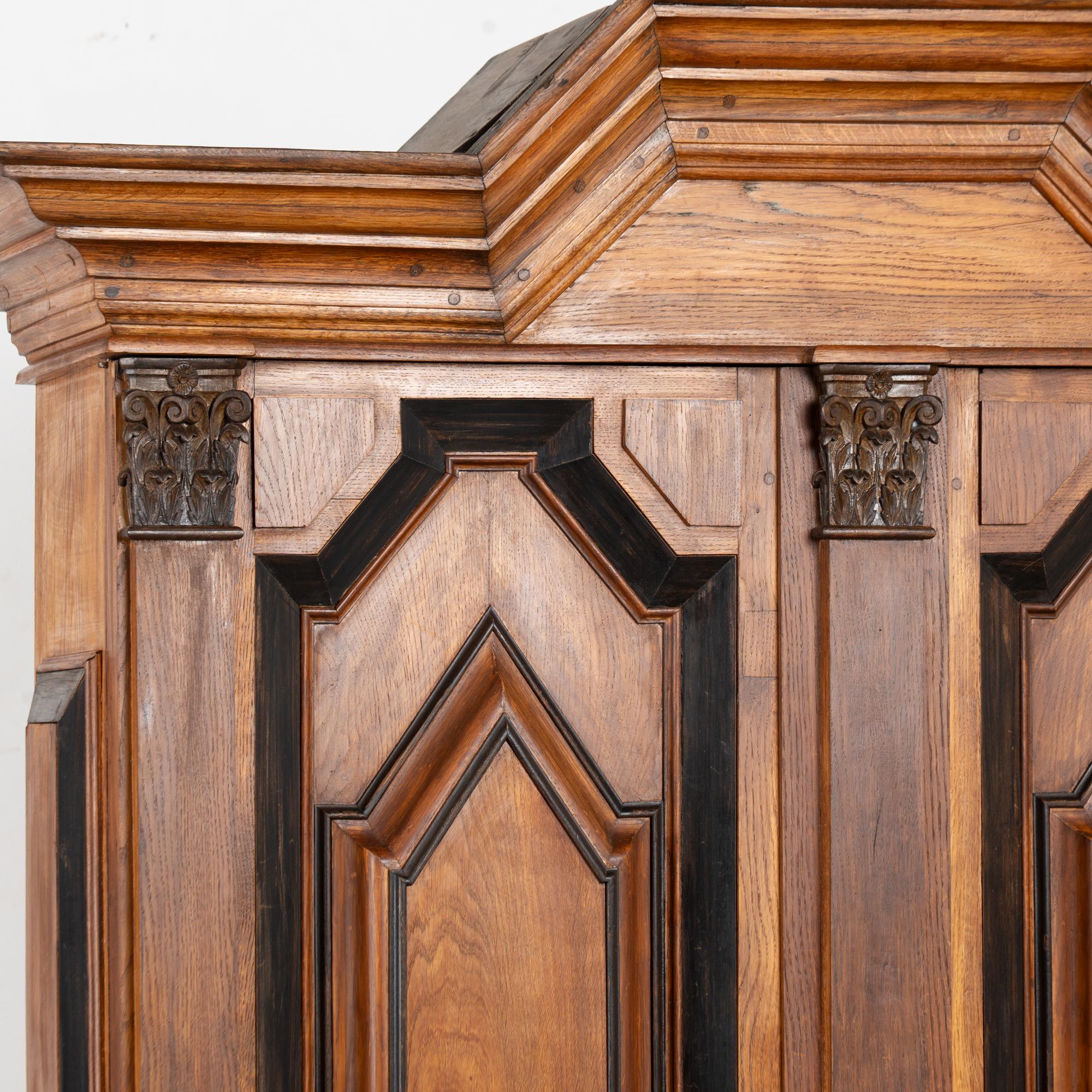 Chêne Armoire baroque suédoise à deux portes du début du 19e siècle en vente