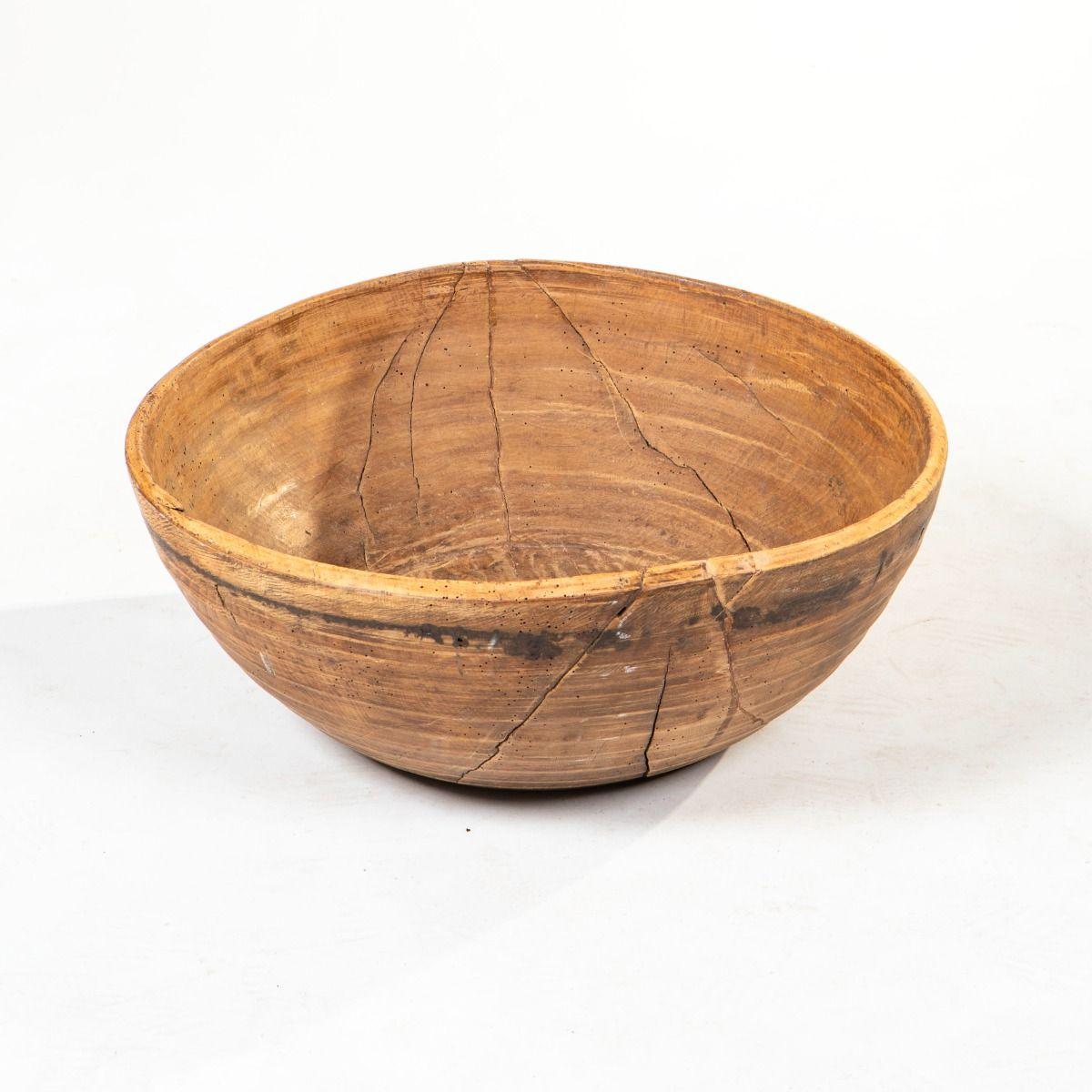 Gran cuenco de madera torneada de abedul, Suecia, ca. 1800-1840.
El cuenco presenta una fina pátina original y signos de envejecimiento, lo que le da un aspecto auténtico y vivo con una estética rústica.

Las grietas de tensión naturales son