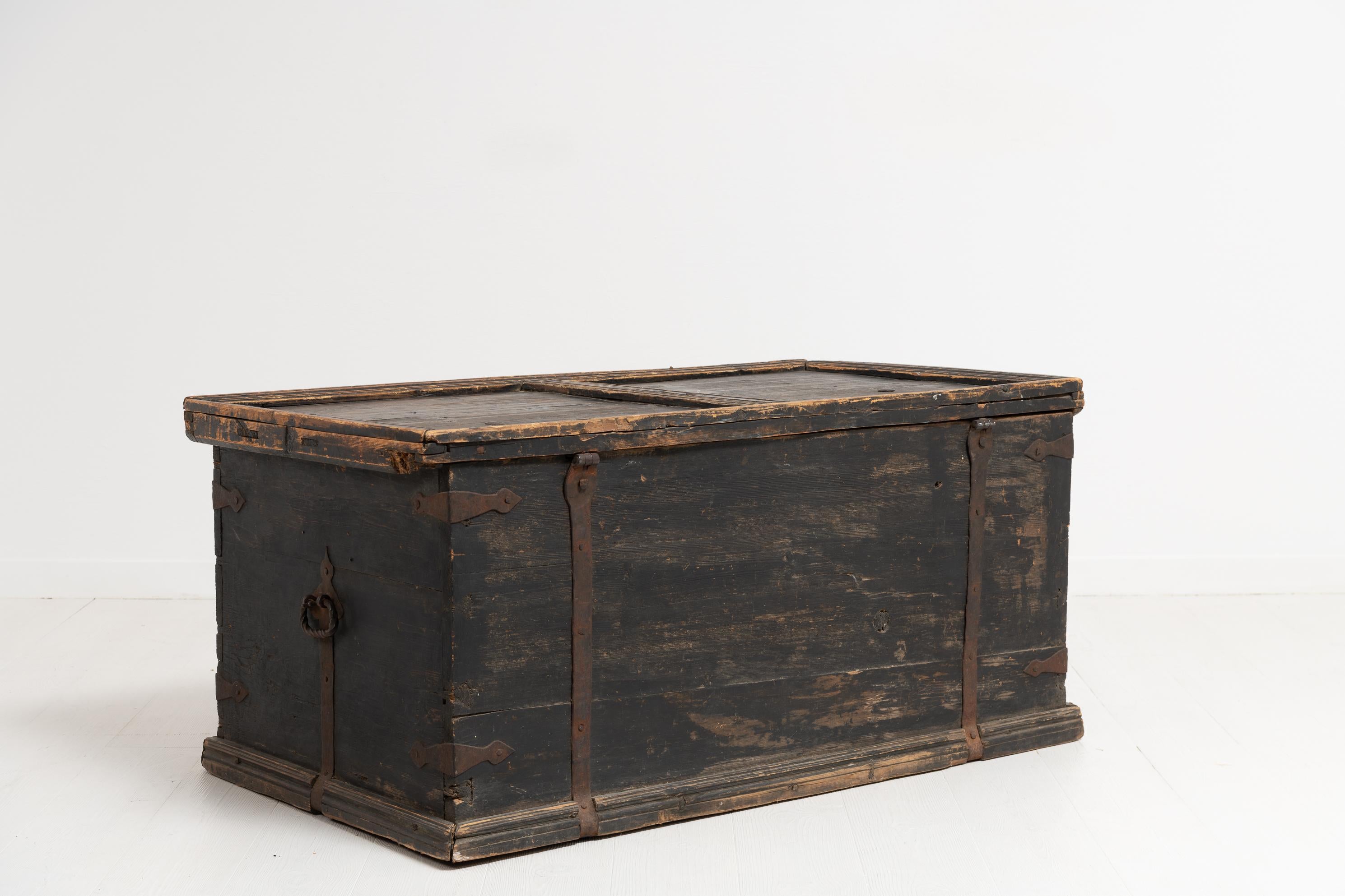 Early 19th Century Swedish Black Pine Soldier's Chest In Good Condition In Kramfors, SE