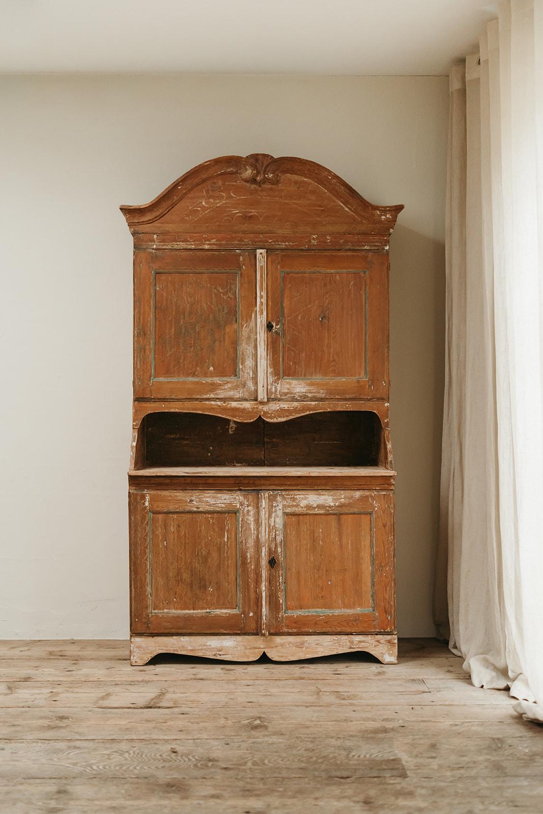 Hand-Painted early 19th century Swedish cabinet ... 