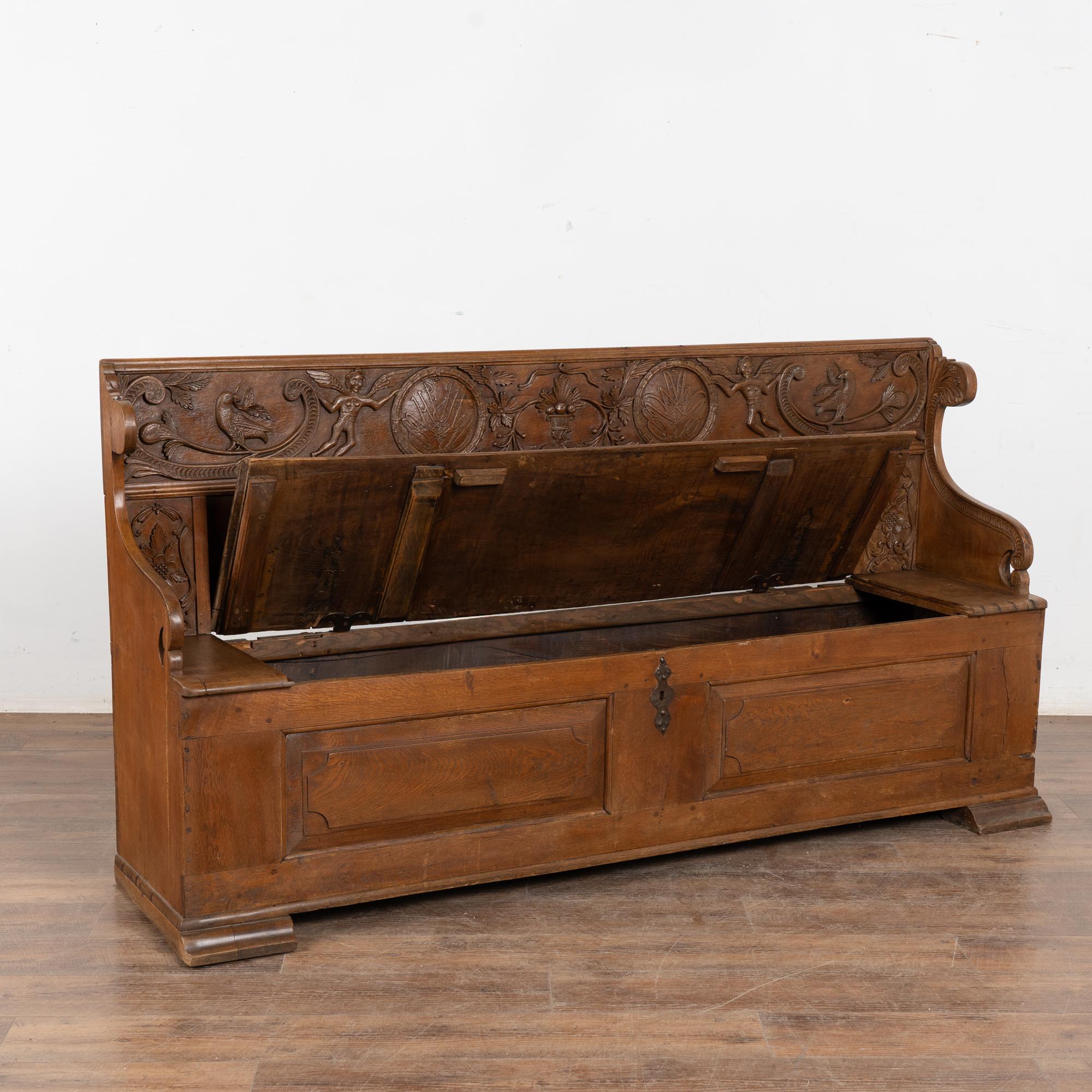 Svedese Panca svedese di Oak intagliata dei primi del XIX secolo in vendita